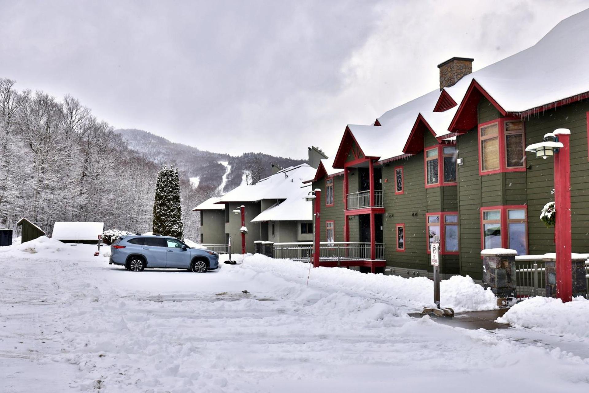 Lodges at Sunrise 3BR 3BA Luxury Ski On Ski Off Condo, Pool, Hot Tub, Gym, Sports Center