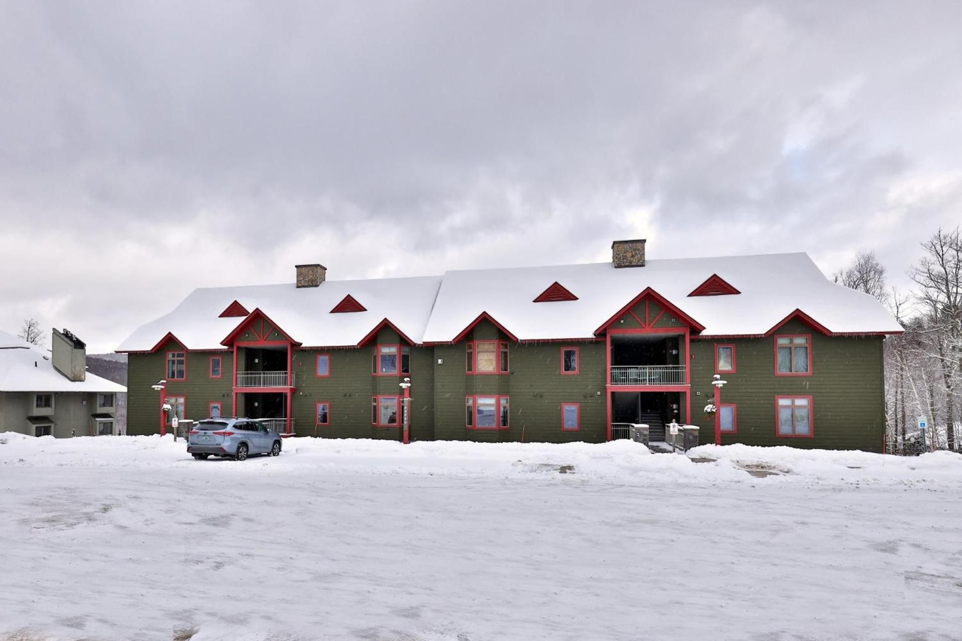 Lodges at Sunrise 3BR 3BA Luxury Ski On Ski Off Condo, Pool, Hot Tub, Gym, Sports Center