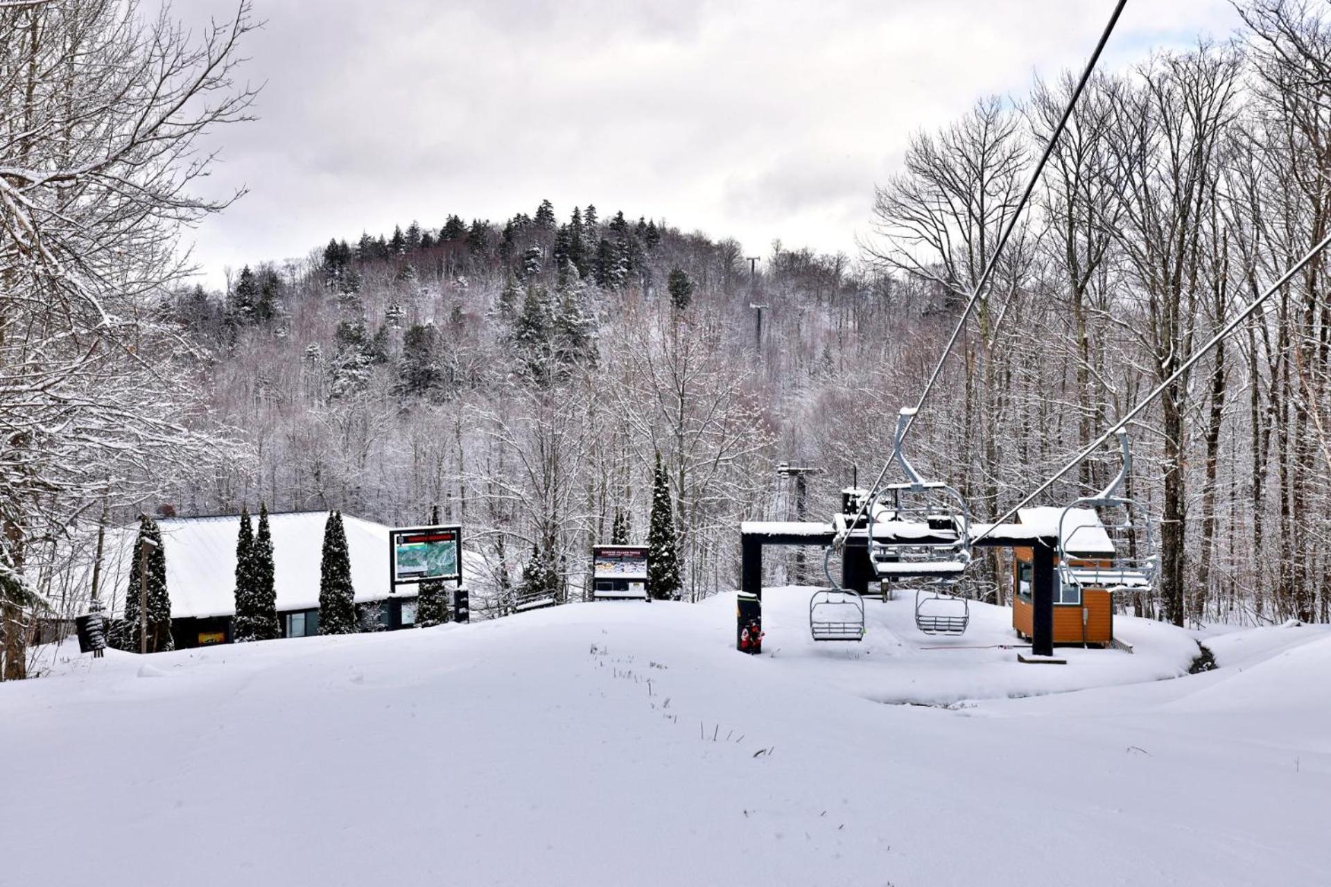 Lodges at Sunrise 3BR 3BA Luxury Ski On Ski Off Condo, Pool, Hot Tub, Gym, Sports Center