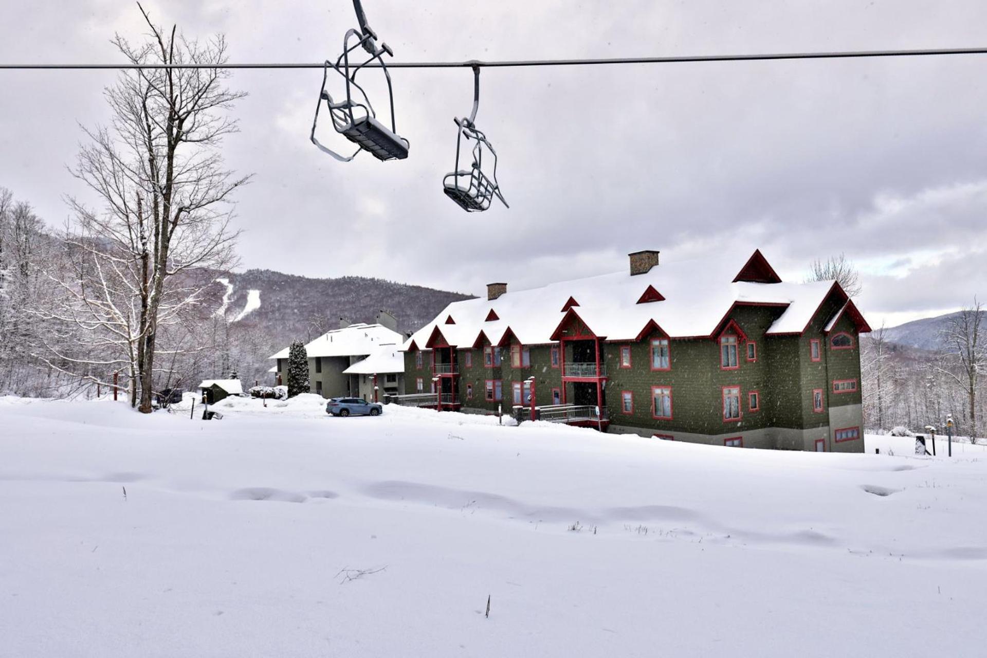 Lodges at Sunrise 3BR 3BA Luxury Ski On Ski Off Condo, Pool, Hot Tub, Gym, Sports Center