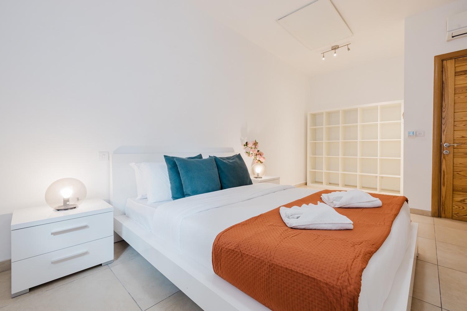 102 Seafront 3Bed Sliema with pool by Homely