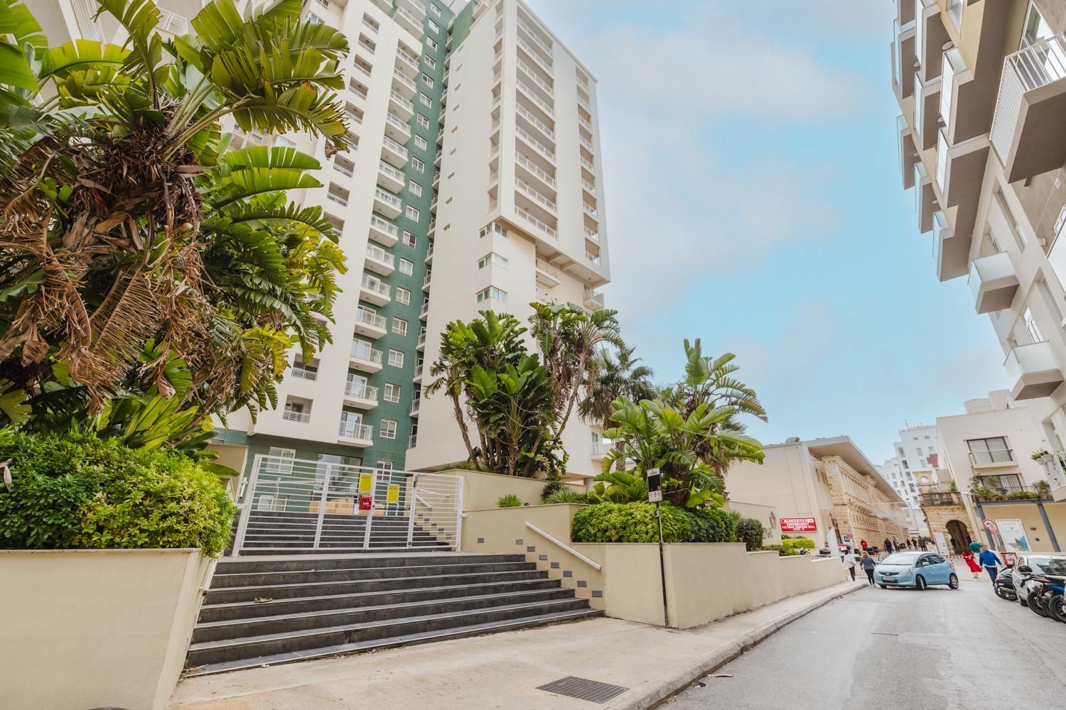 102 Seafront 3Bed Sliema with pool by Homely