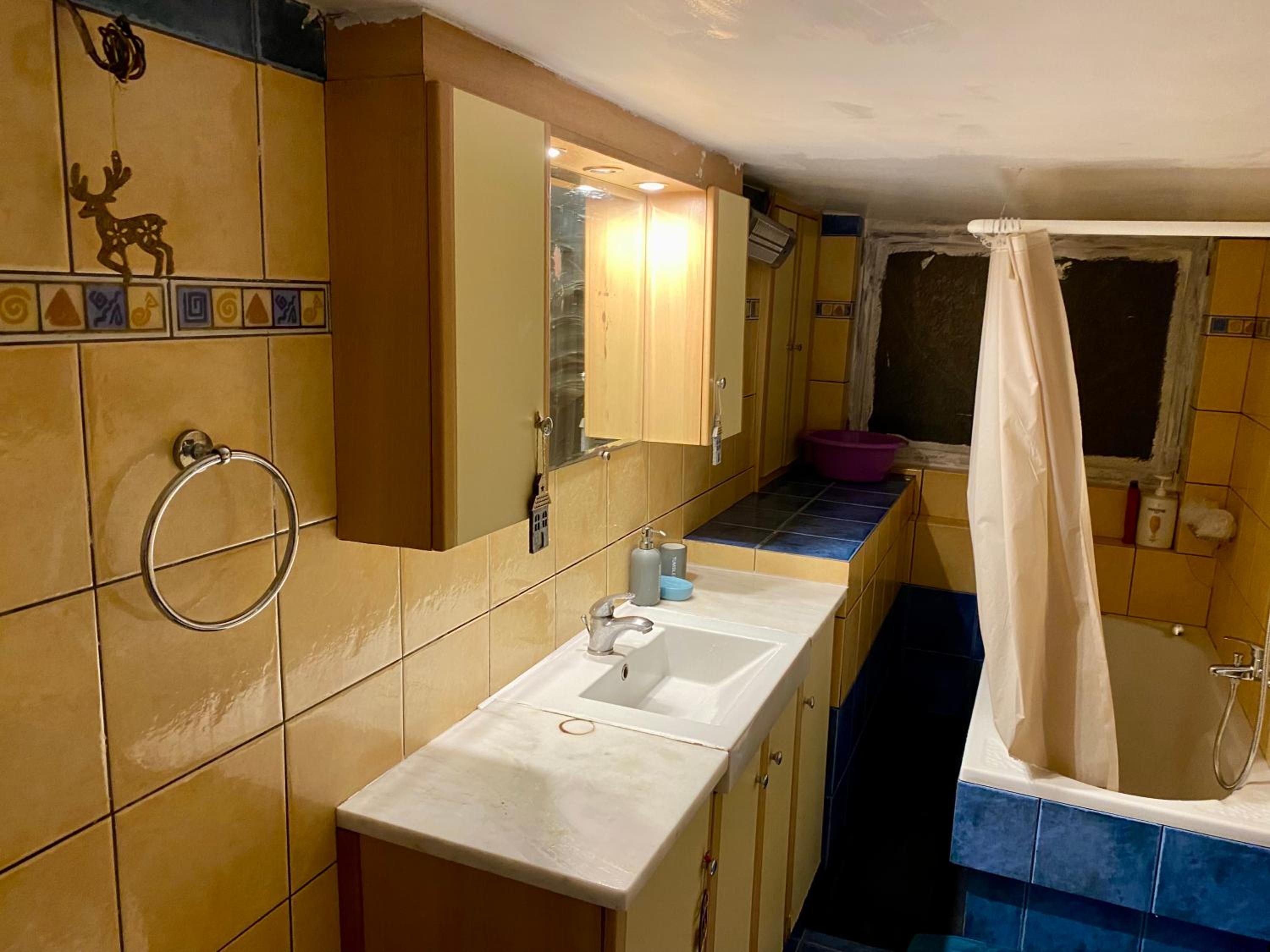 20 mins from city centre, rural house