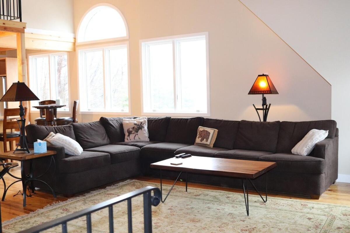 The Apartment at the Slopeside Estate House - Ski On Ski Off, Hot Tub, Mountain Views