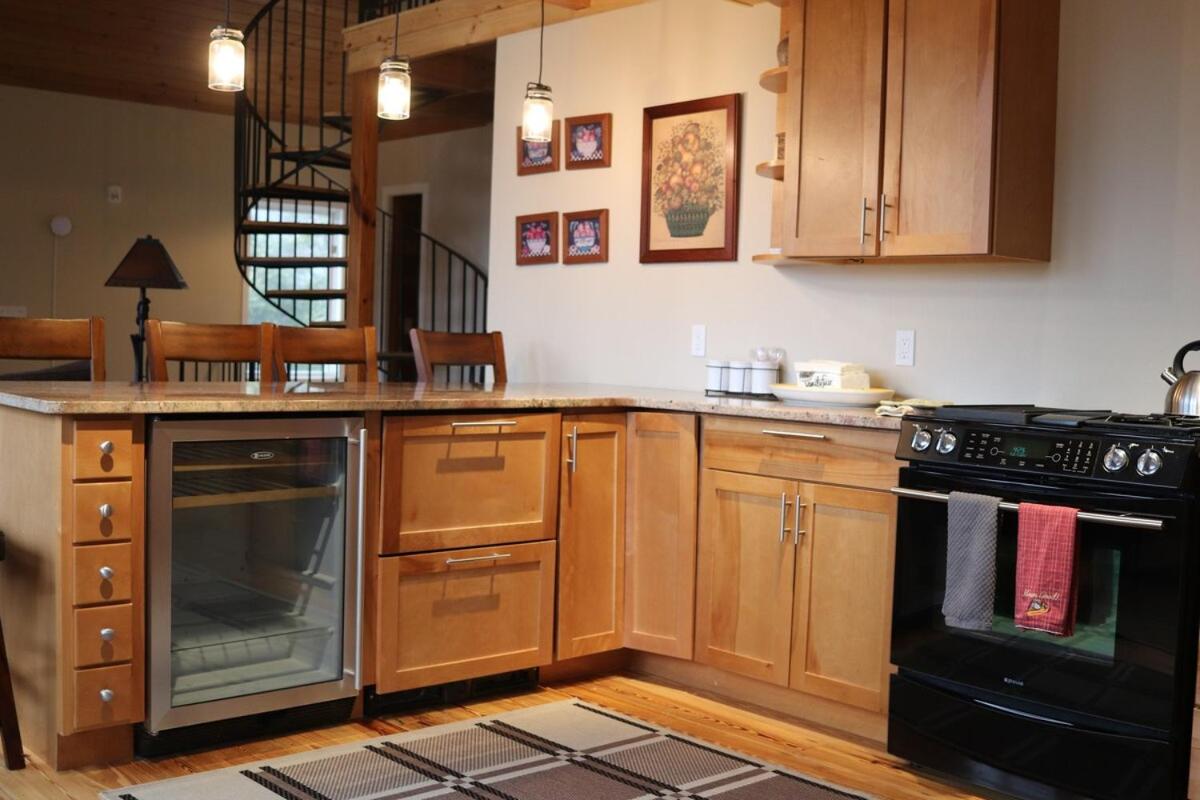 The Apartment at the Slopeside Estate House - Ski On Ski Off, Hot Tub, Mountain Views