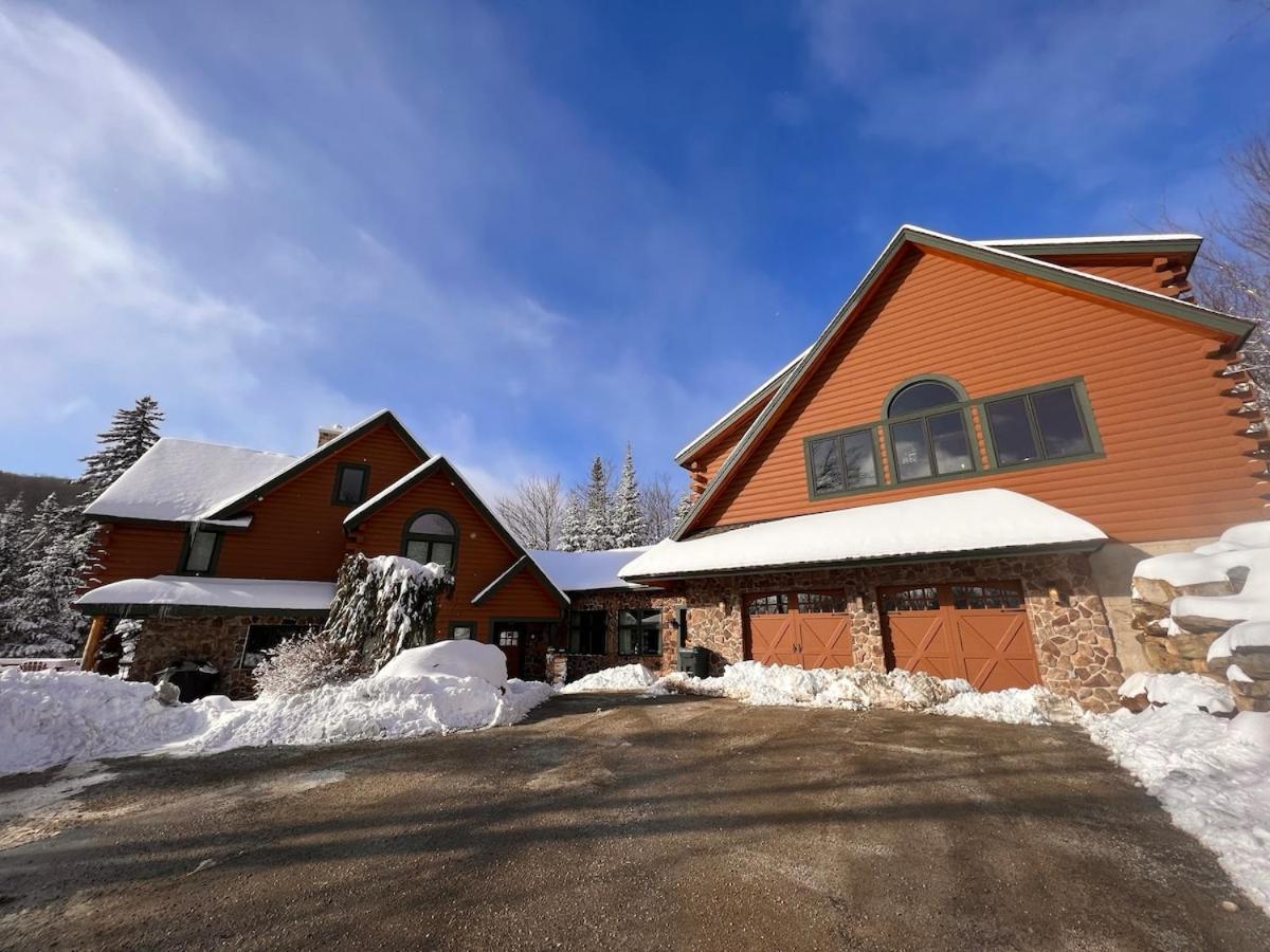 The Apartment at the Slopeside Estate House - Ski On Ski Off, Hot Tub, Mountain Views