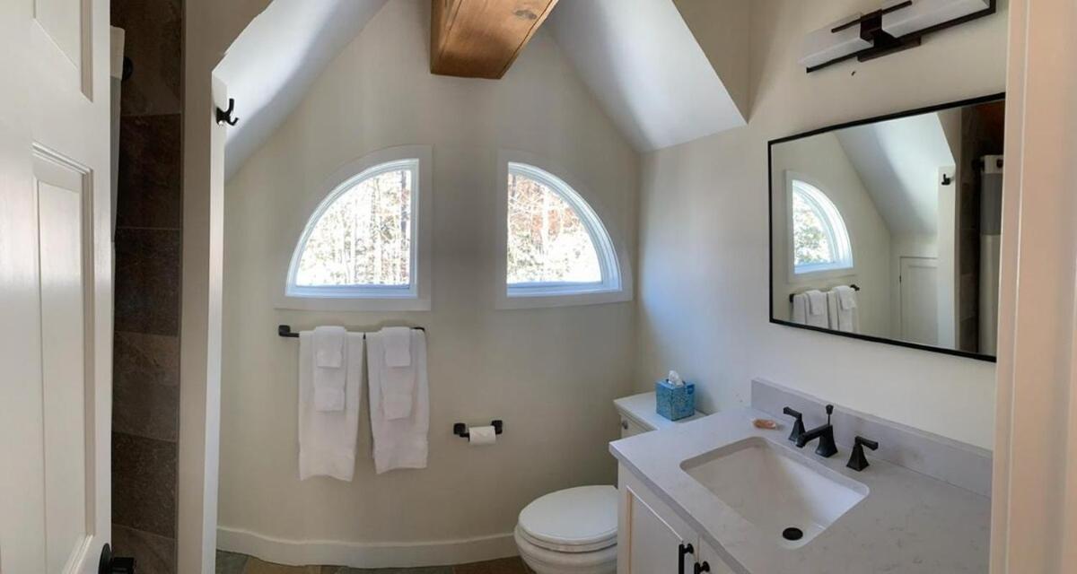 The Apartment at the Slopeside Estate House - Ski On Ski Off, Hot Tub, Mountain Views