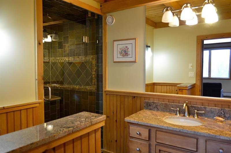 The Apartment at the Slopeside Estate House - Ski On Ski Off, Hot Tub, Mountain Views
