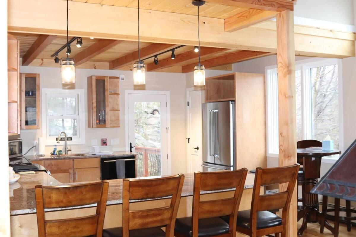 The Apartment at the Slopeside Estate House - Ski On Ski Off, Hot Tub, Mountain Views
