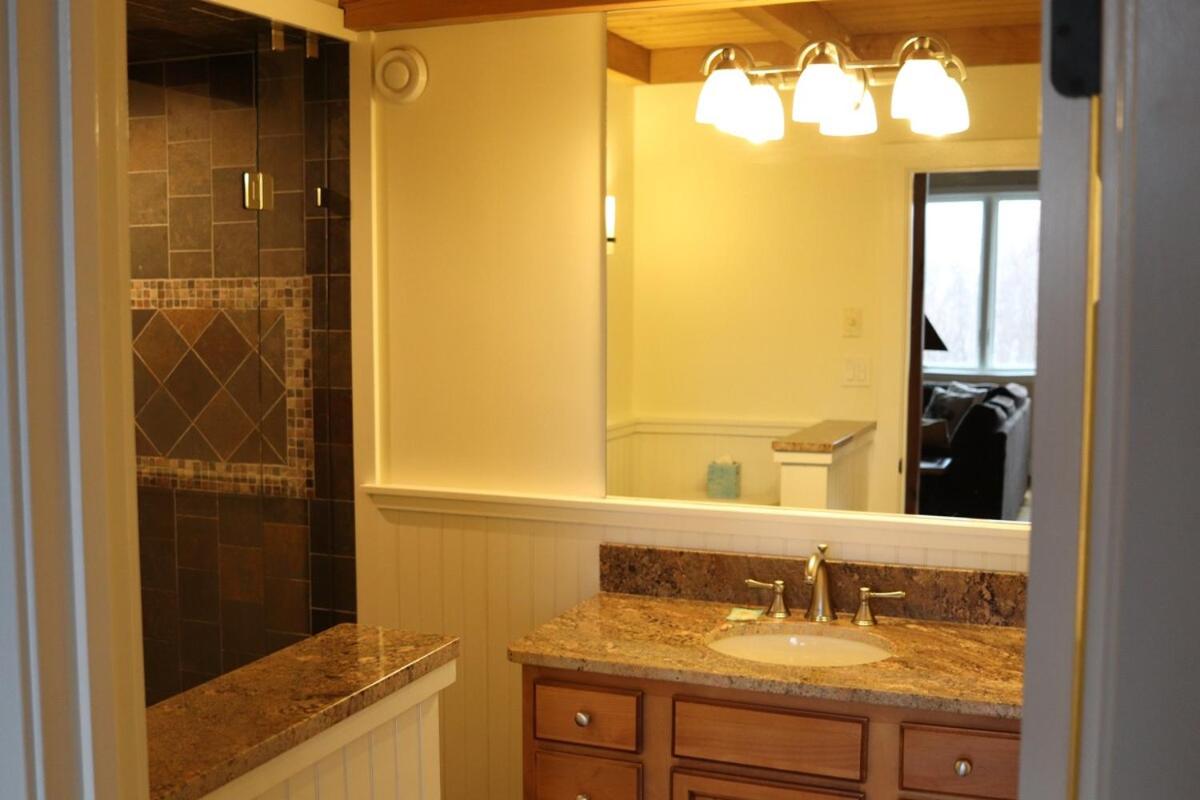 The Apartment at the Slopeside Estate House - Ski On Ski Off, Hot Tub, Mountain Views
