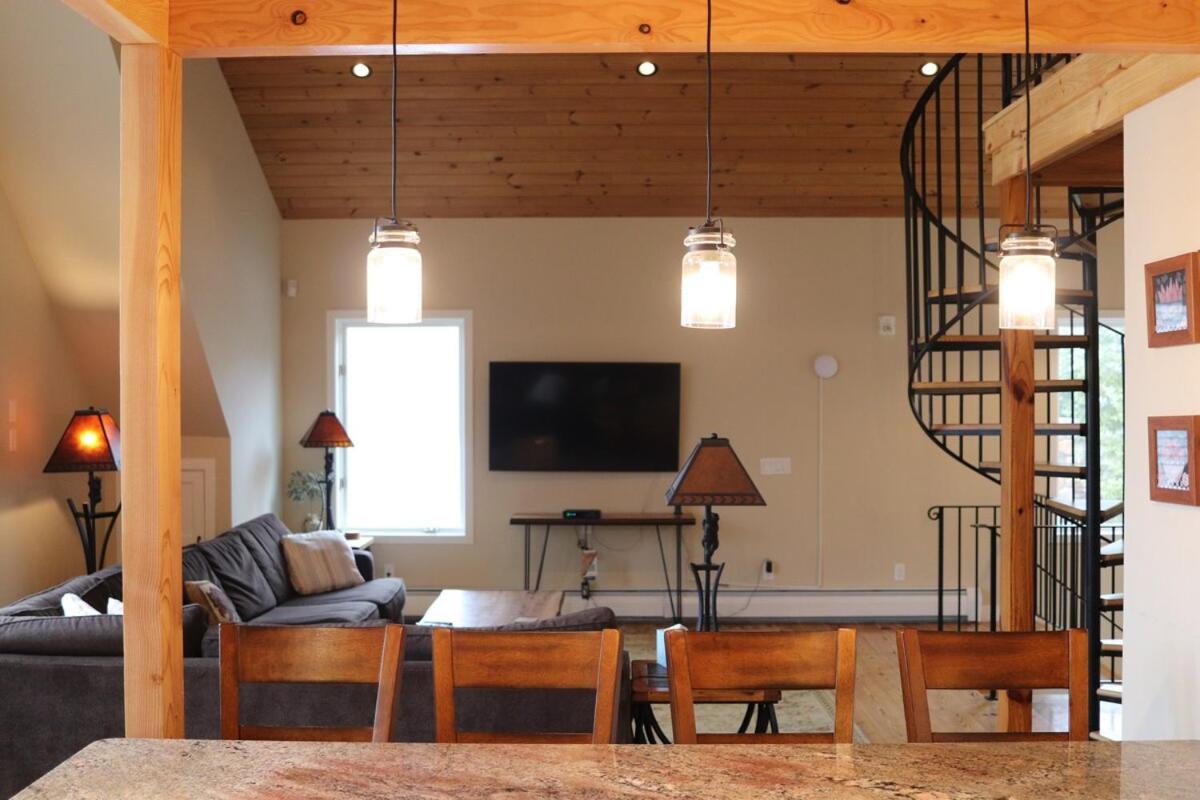 The Apartment at the Slopeside Estate House - Ski On Ski Off, Hot Tub, Mountain Views