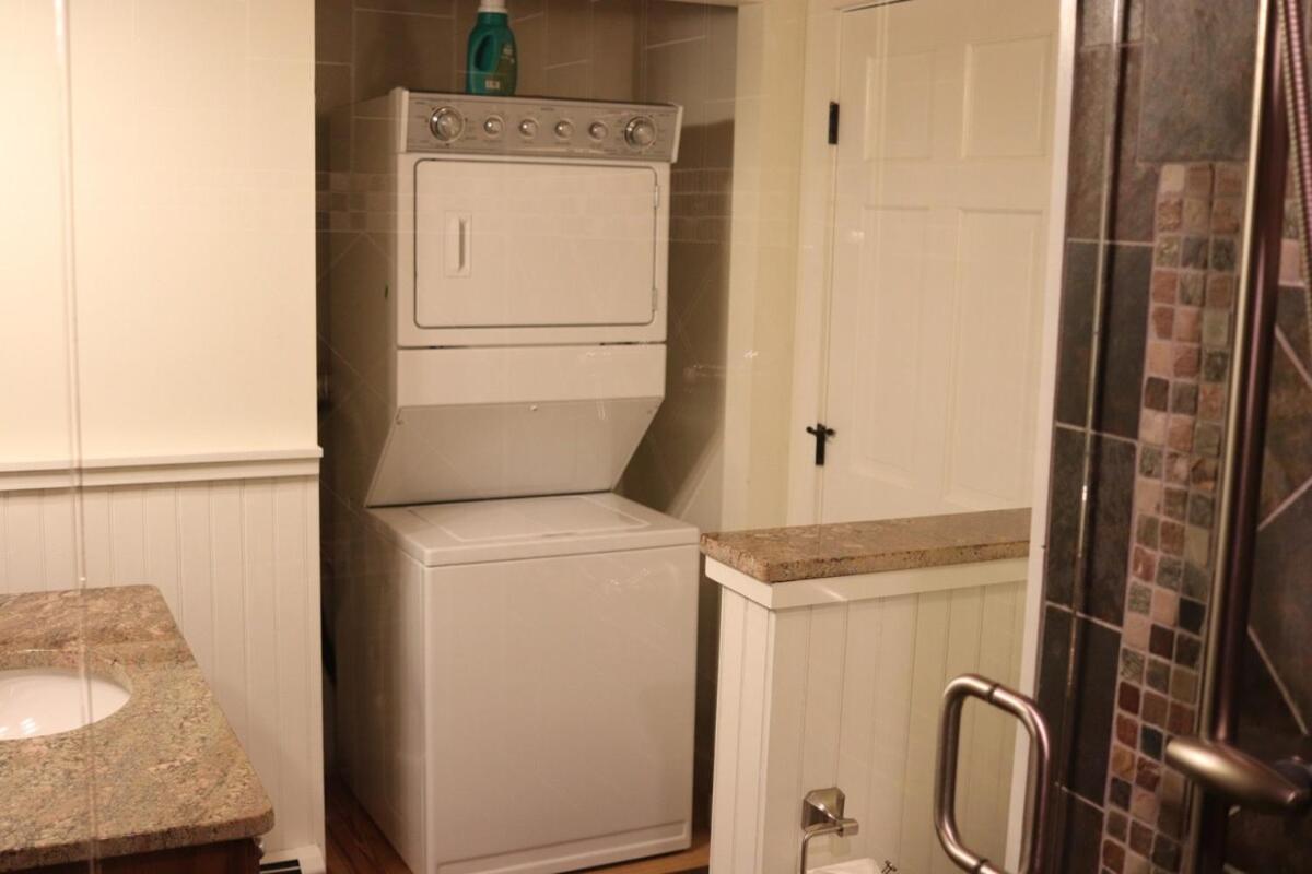 The Apartment at the Slopeside Estate House - Ski On Ski Off, Hot Tub, Mountain Views
