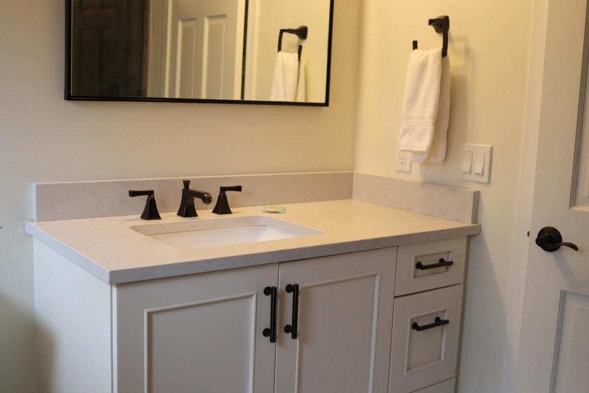 The Apartment at the Slopeside Estate House - Ski On Ski Off, Hot Tub, Mountain Views