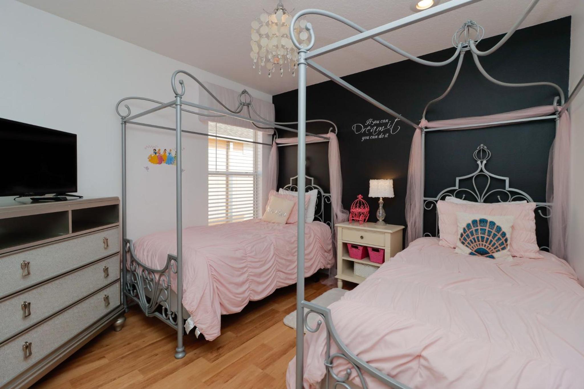 Spacious Emerald Island Resort Home with Pool Spa and Resort Amenities near Disney