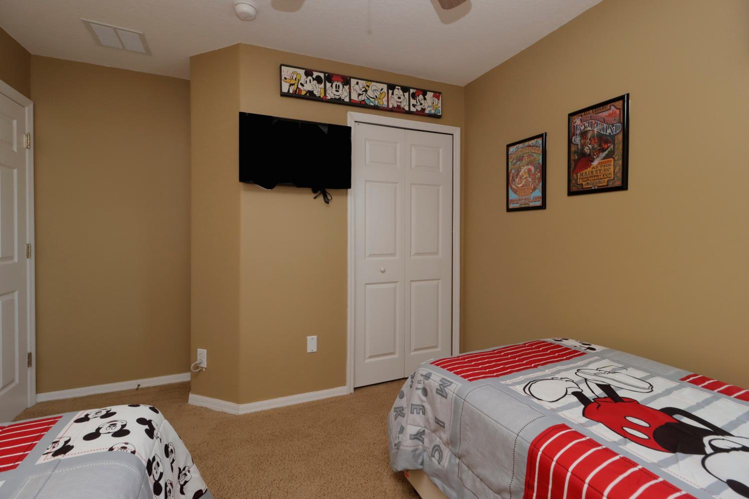 Spacious Emerald Island Resort Home with Pool Spa and Resort Amenities near Disney