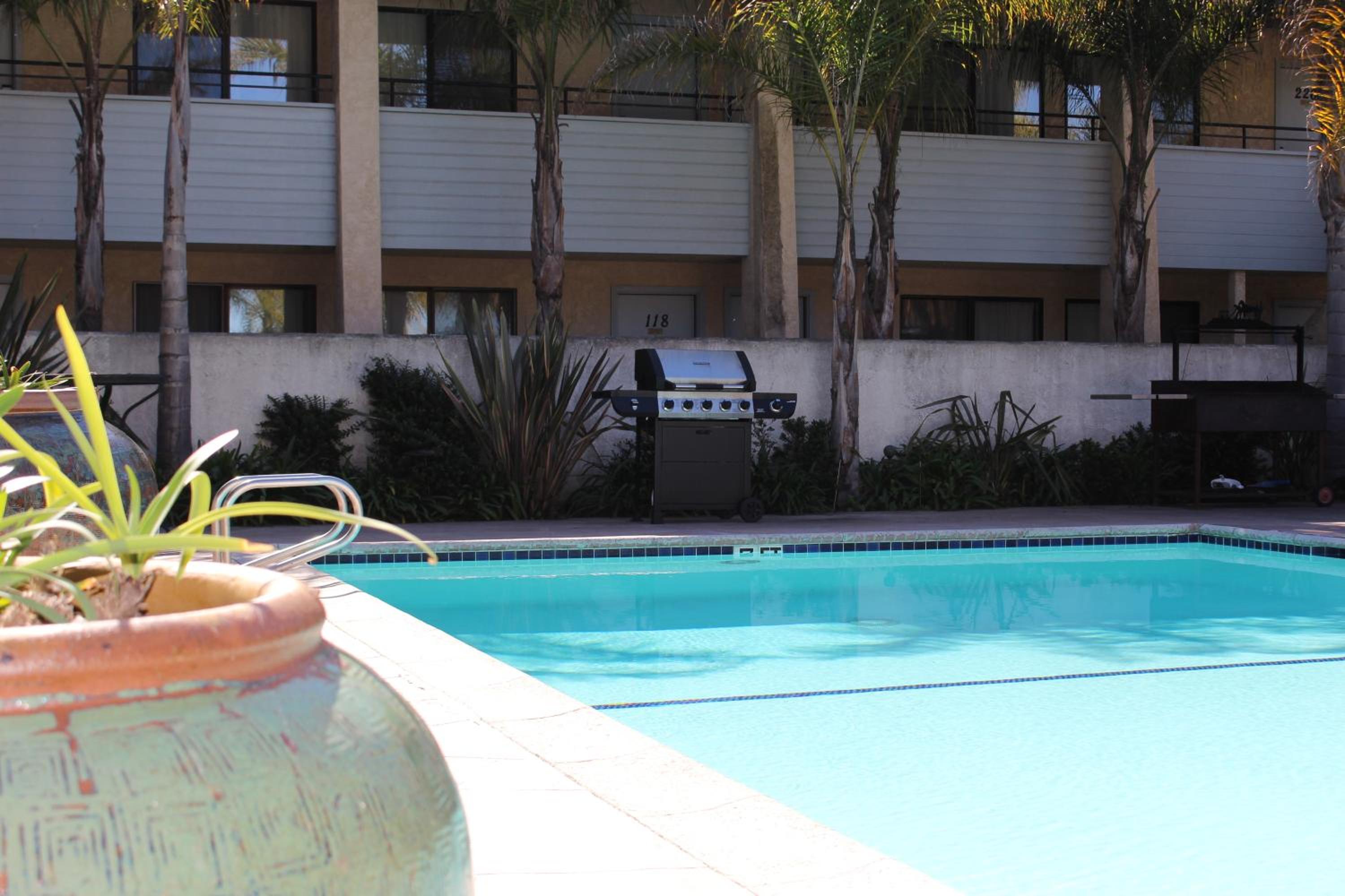 O'Cairns Inn and Suites
