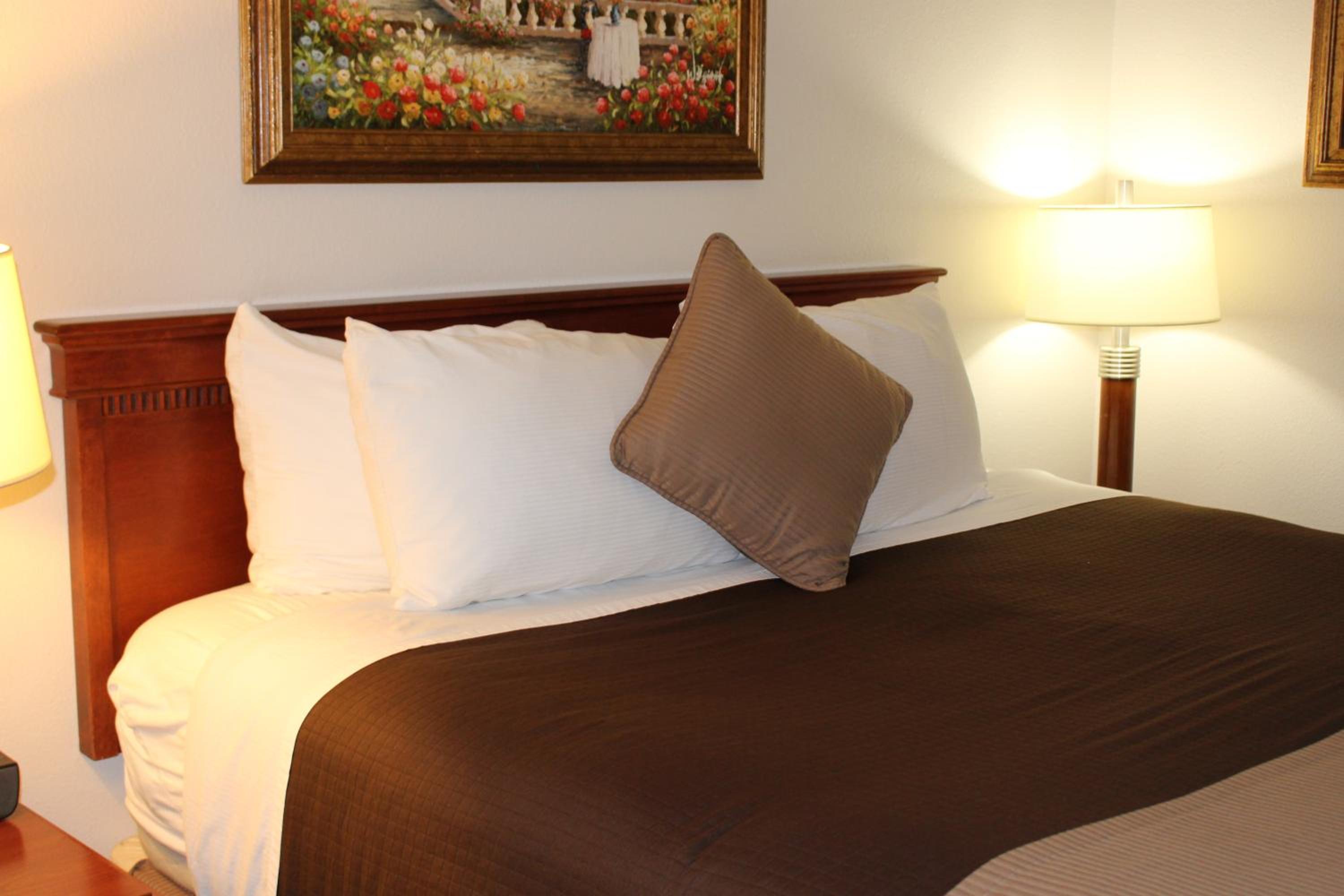 O'Cairns Inn and Suites