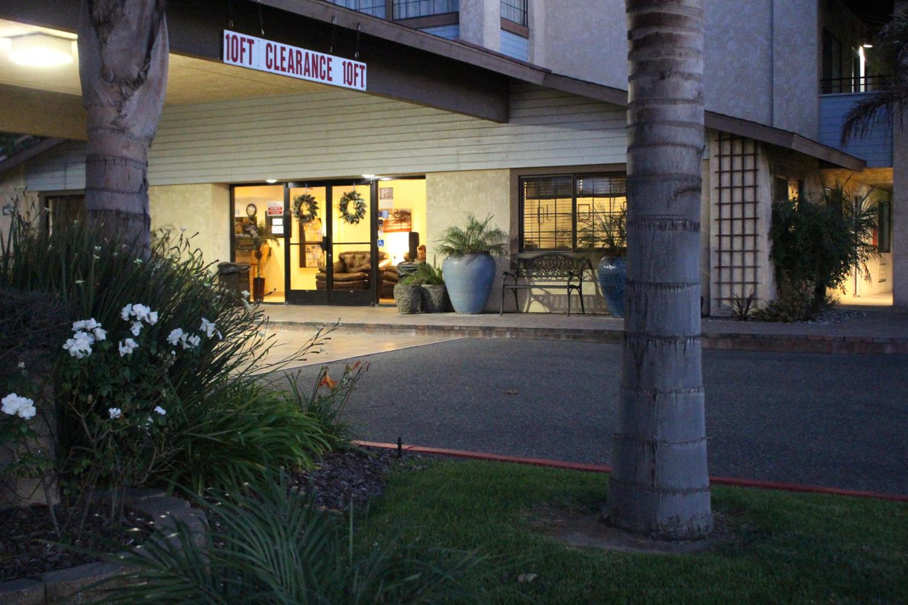 O'Cairns Inn and Suites