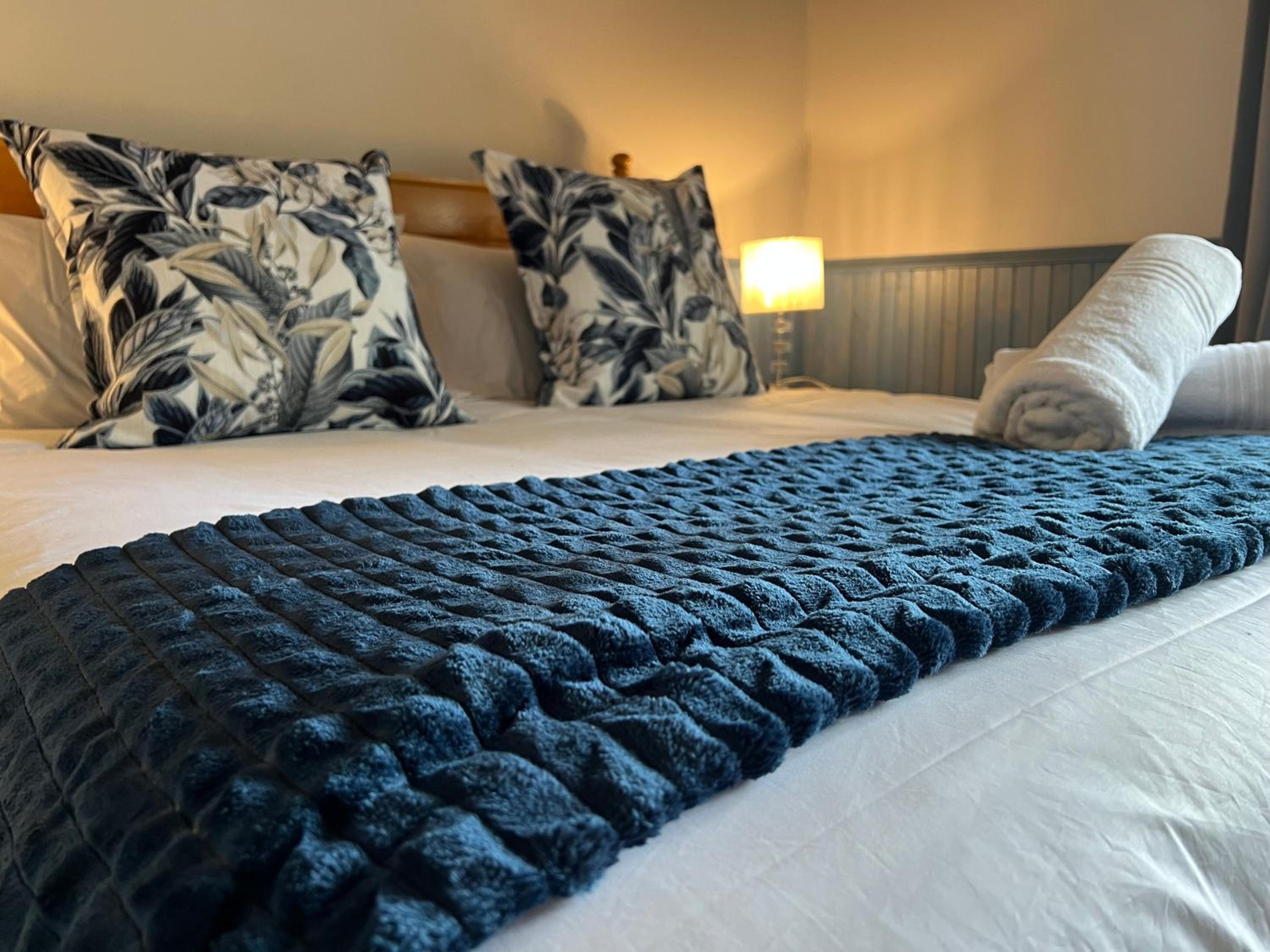 Spacious George self catering apartment for families, golfers, business travellers and couples 1 queen bed 2 sleeper couches