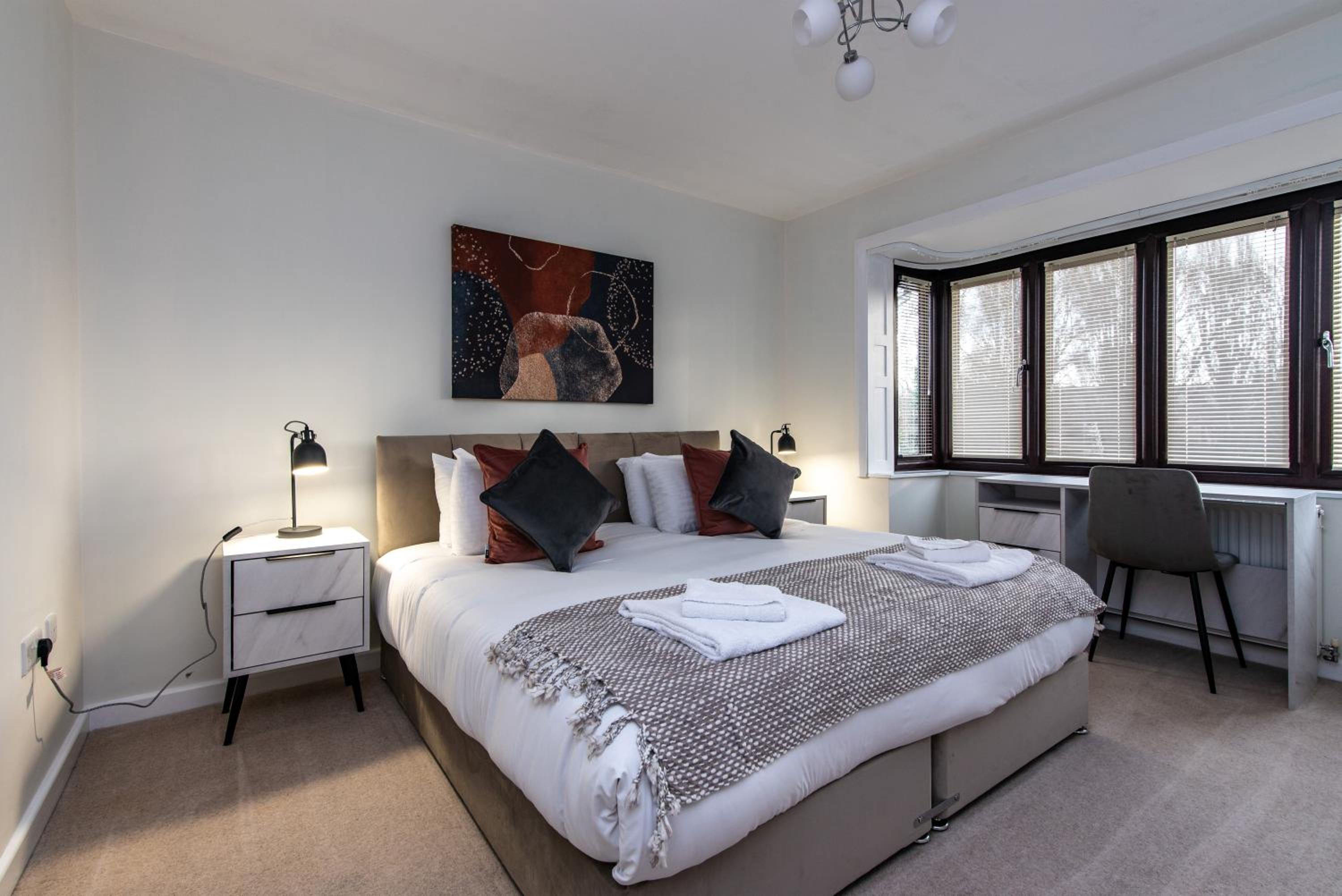 Prime Beeston 3-Bed House with Driveway & Wi-Fi