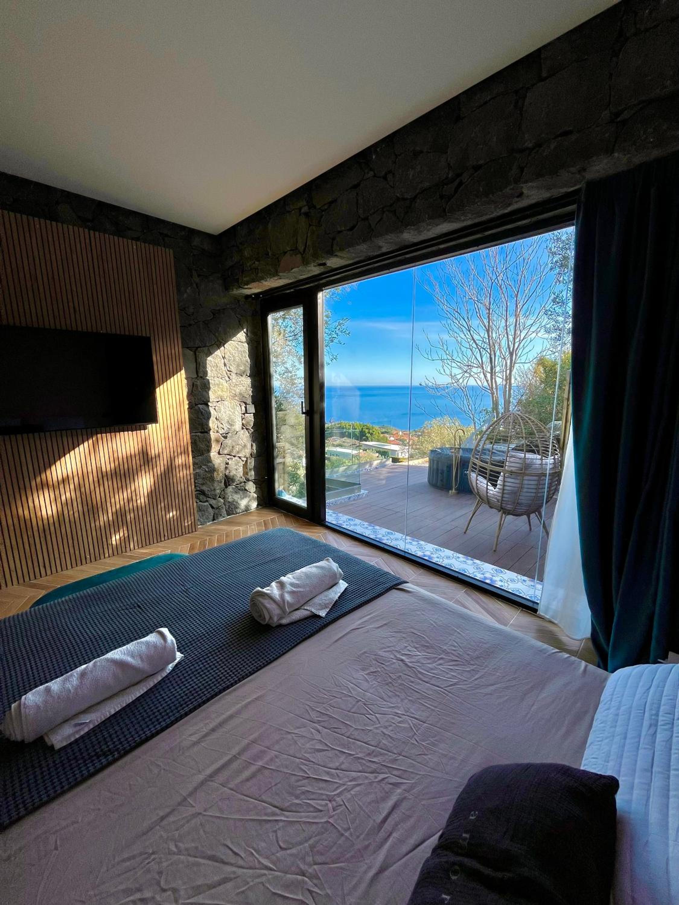 Dolce Lava - Luxury LavaStone Suite