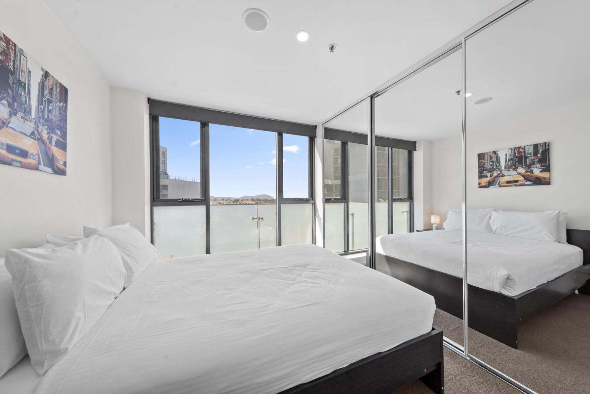 Bright 2-Bed Apartment with Scenic Balcony