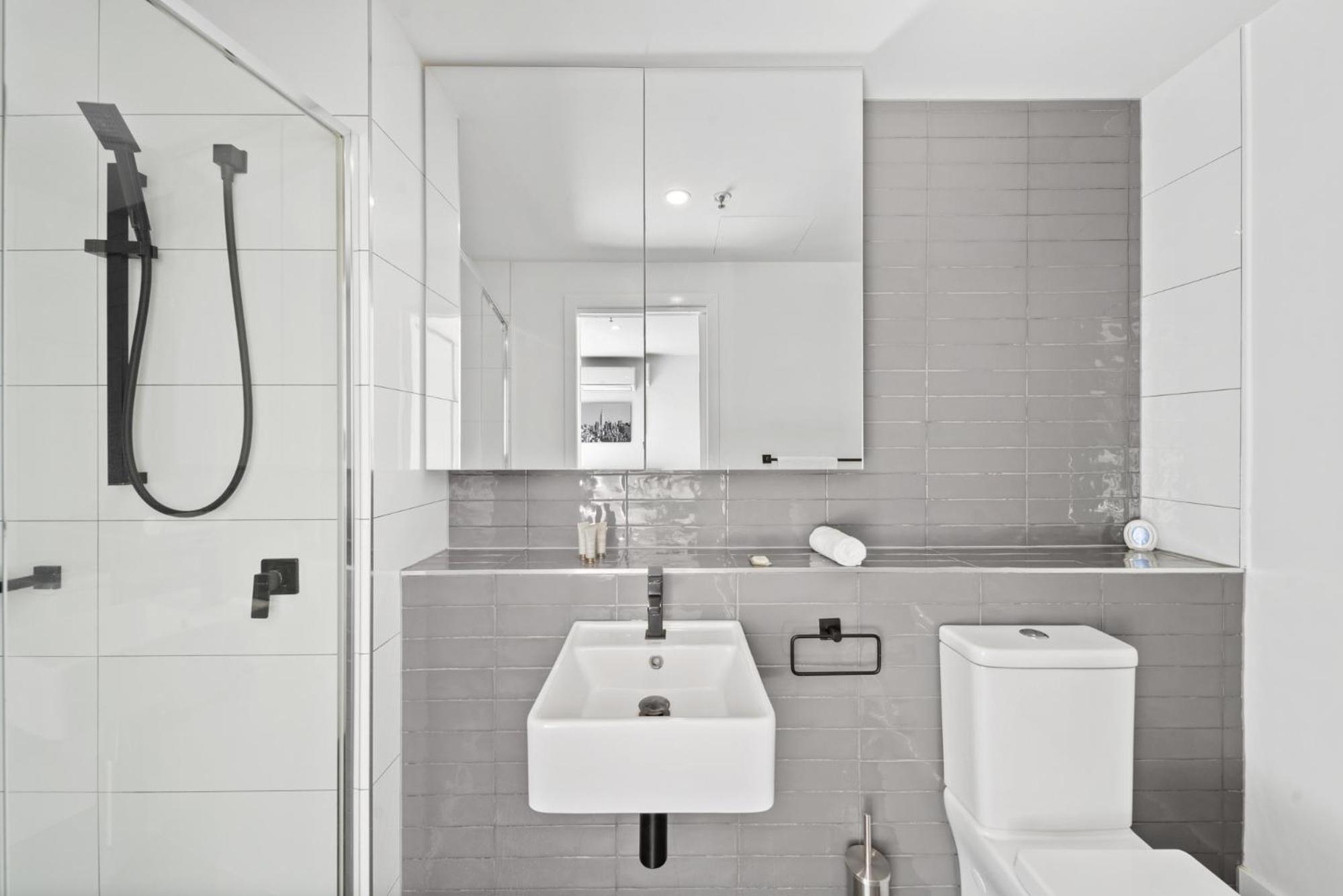 Bright 2-Bed Apartment with Scenic Balcony