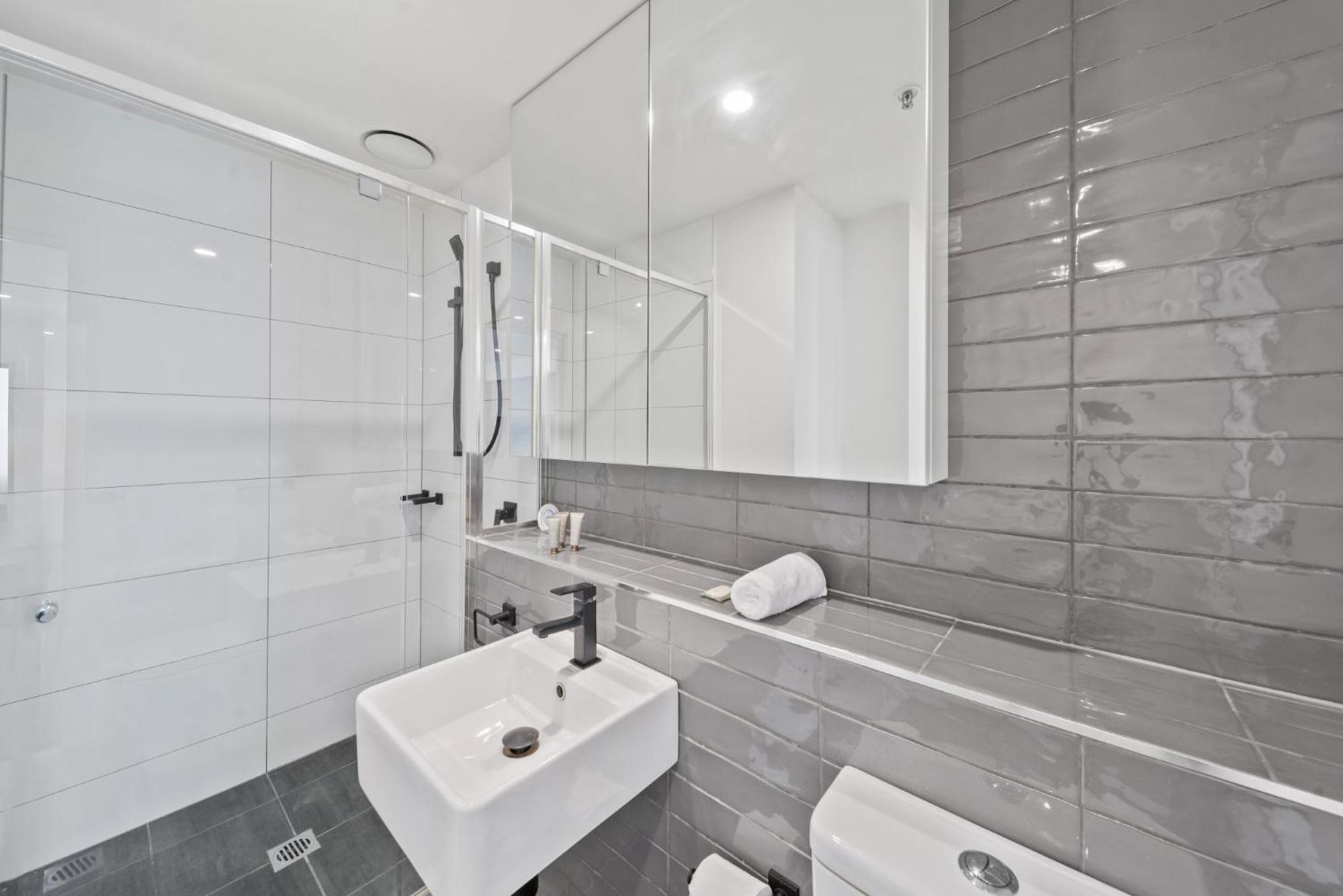 Bright 2-Bed Apartment with Scenic Balcony