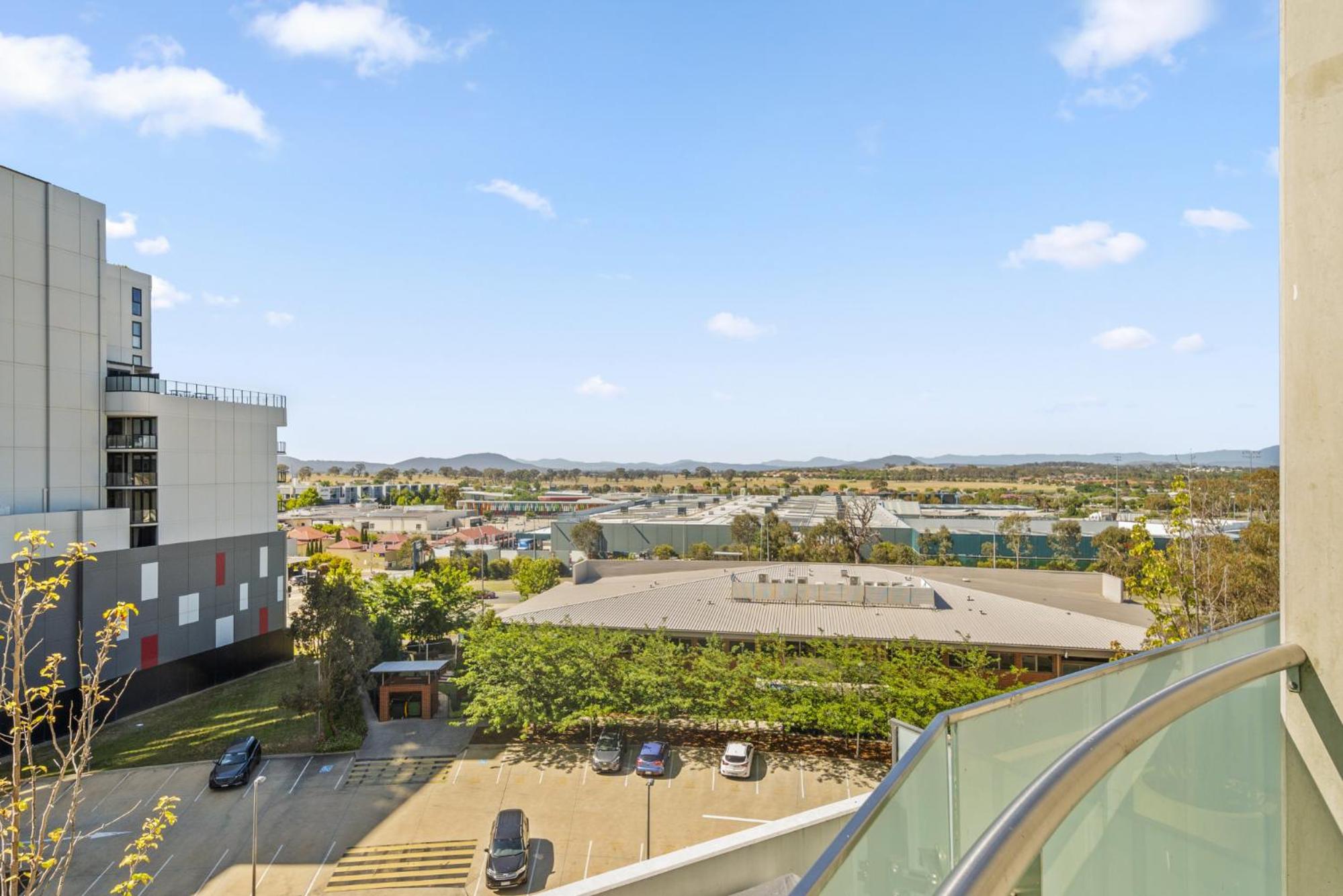 Bright 2-Bed Apartment with Scenic Balcony
