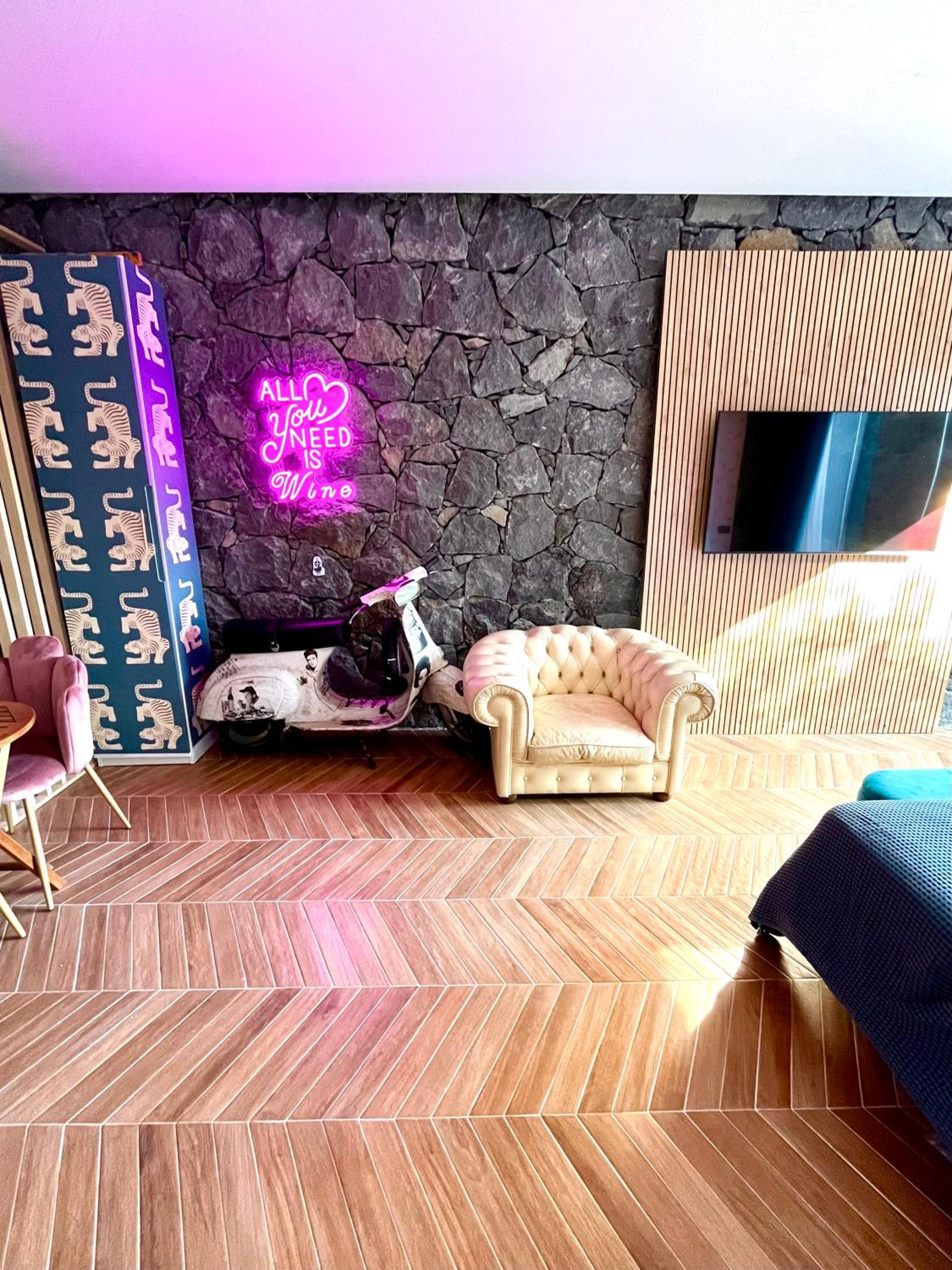 Dolce Lava - Luxury LavaStone Suite