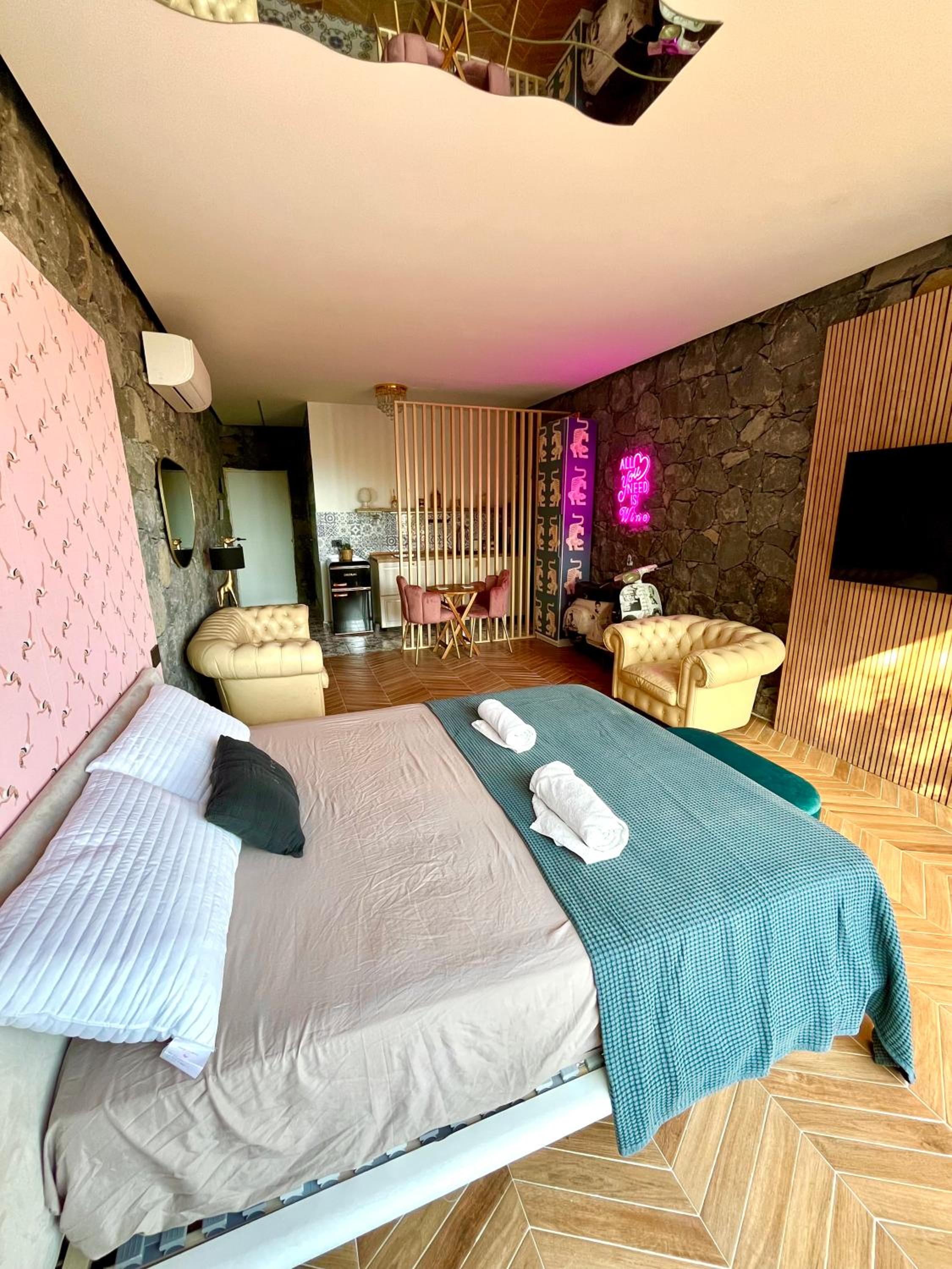 Dolce Lava - Luxury LavaStone Suite