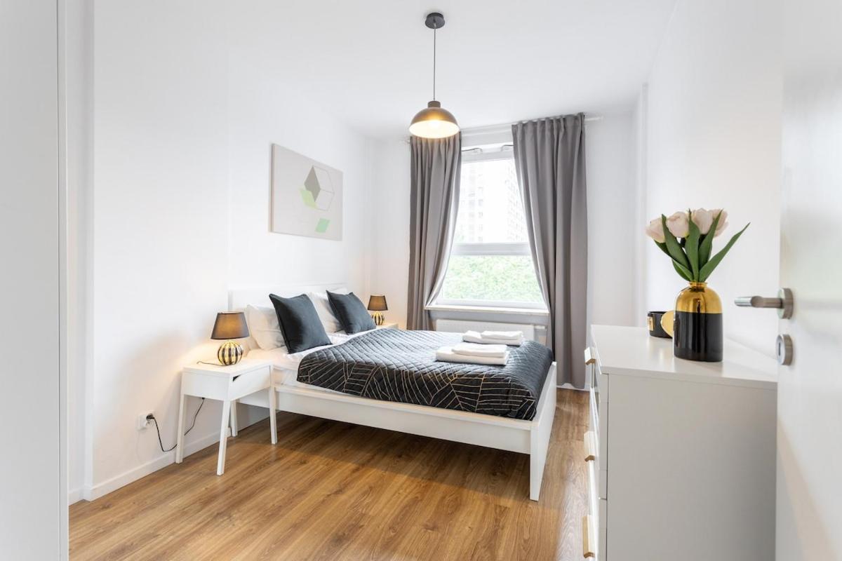 Urban Chic - Luxury 2-Bedroom Apartment in Warsaw City Center, Pereca Street