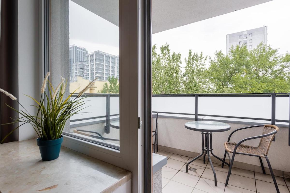 Urban Chic - Luxury 2-Bedroom Apartment in Warsaw City Center, Pereca Street