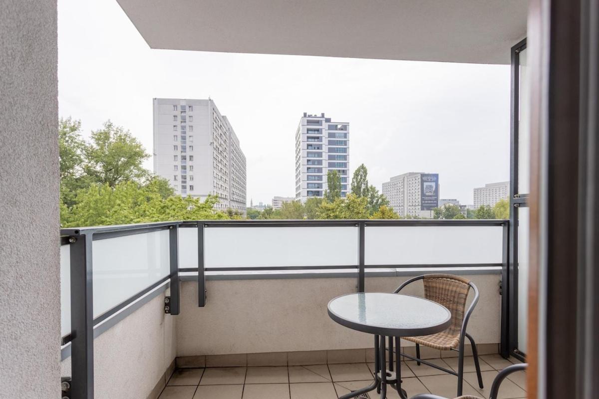 Urban Chic - Luxury 2-Bedroom Apartment in Warsaw City Center, Pereca Street