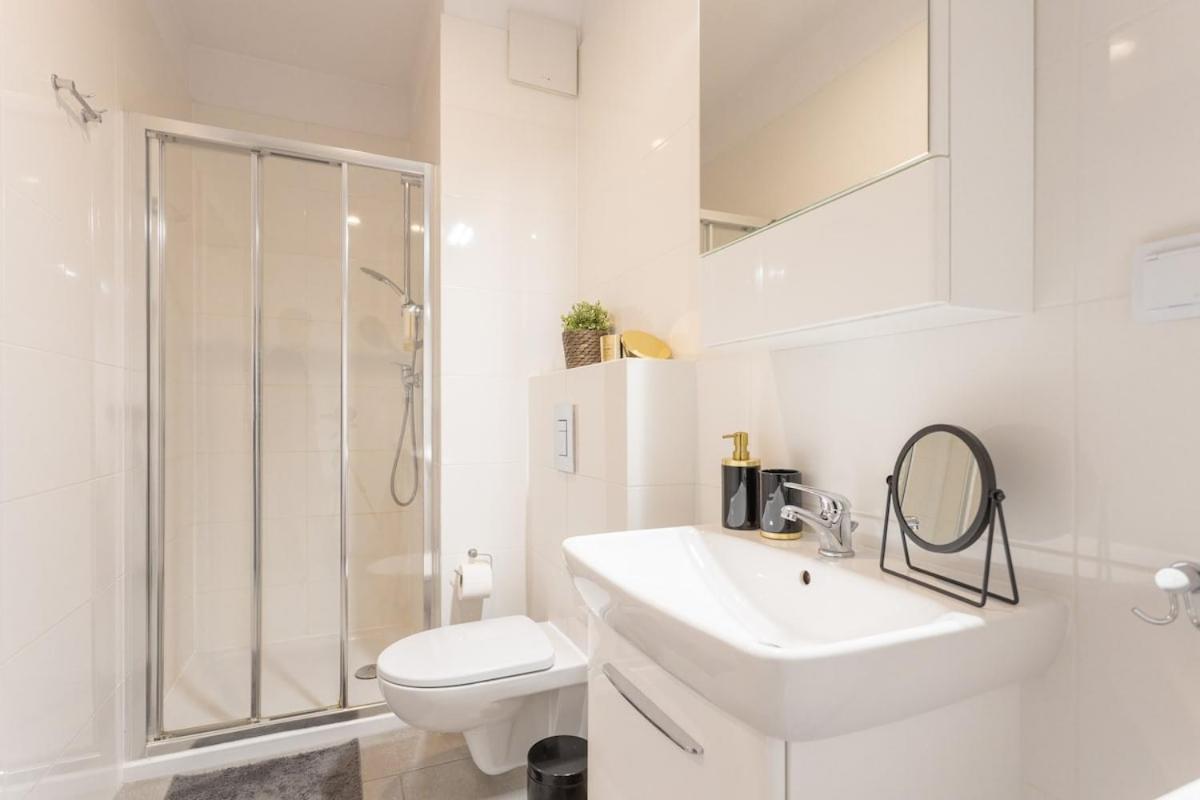 Urban Chic - Luxury 2-Bedroom Apartment in Warsaw City Center, Pereca Street