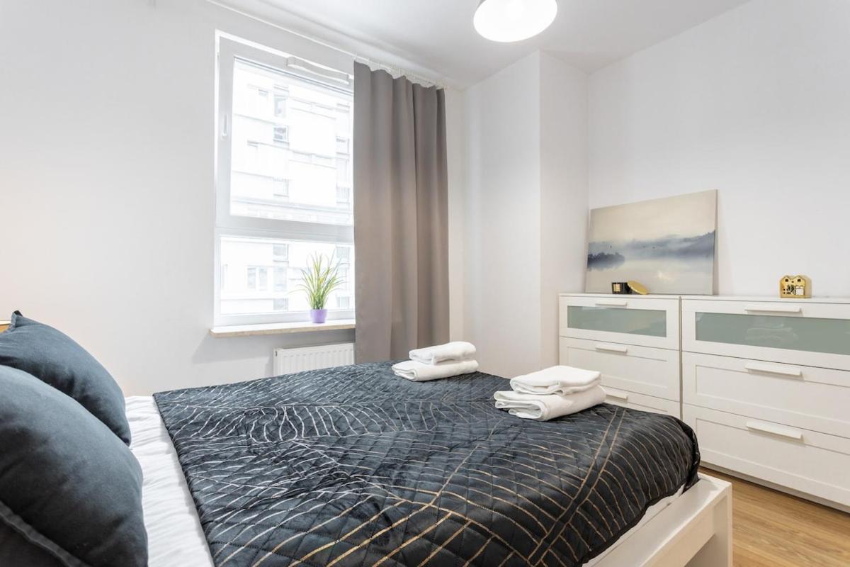 Urban Chic - Luxury 2-Bedroom Apartment in Warsaw City Center, Pereca Street