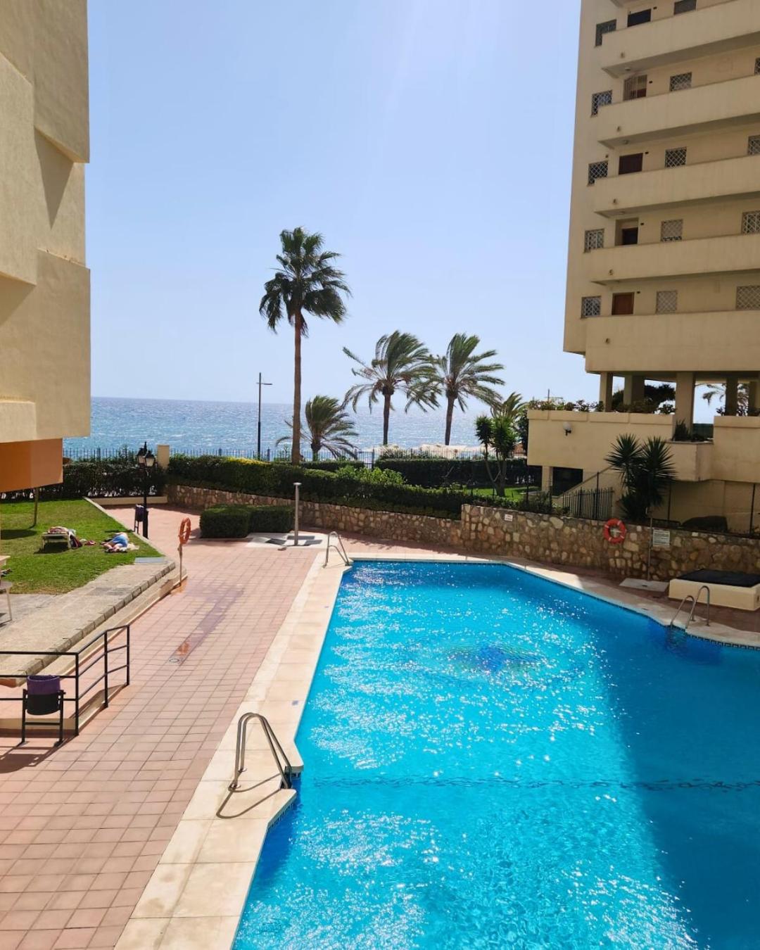 Sea View 2BR Beachfront & Cozy Balcony Marbella
