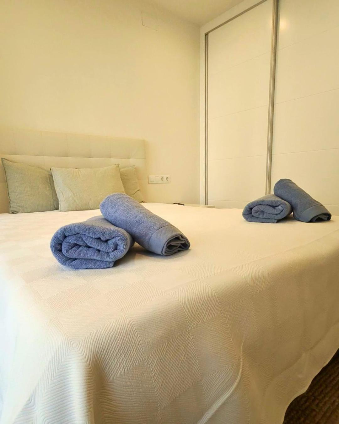 Sea View 2BR Beachfront & Cozy Balcony Marbella
