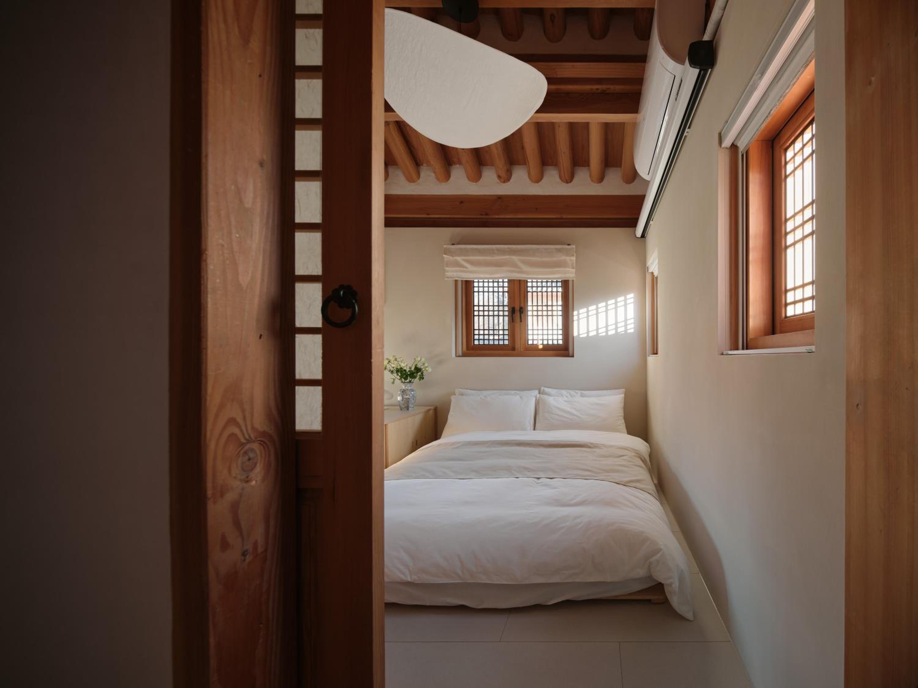 The Korean Traditional Hanok in Downtown Seoul for convenient public transportation - Seoul Ari