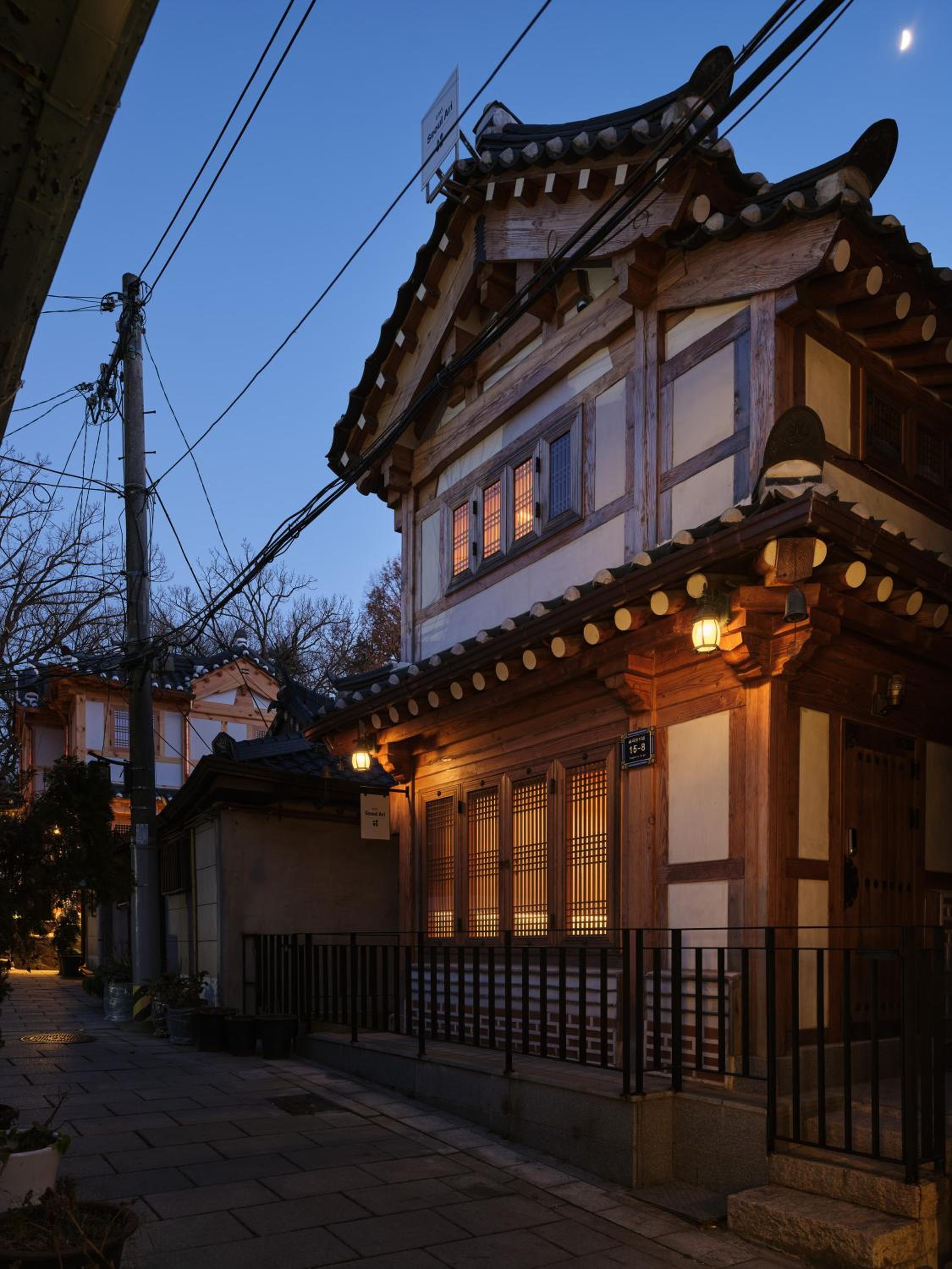 The Korean Traditional Hanok in Downtown Seoul for convenient public transportation - Seoul Ari