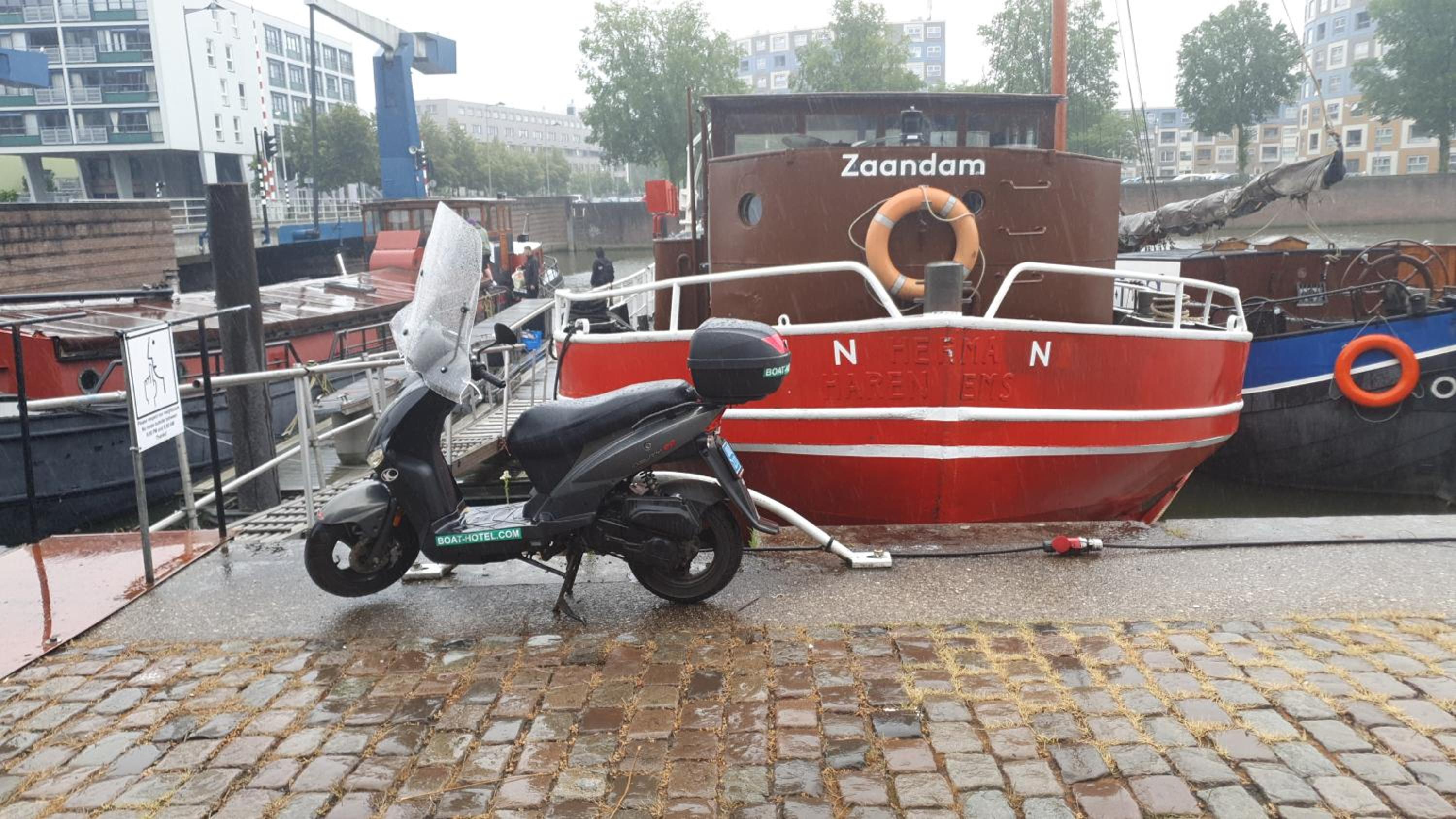Boat Hotel SIX Rotterdam
