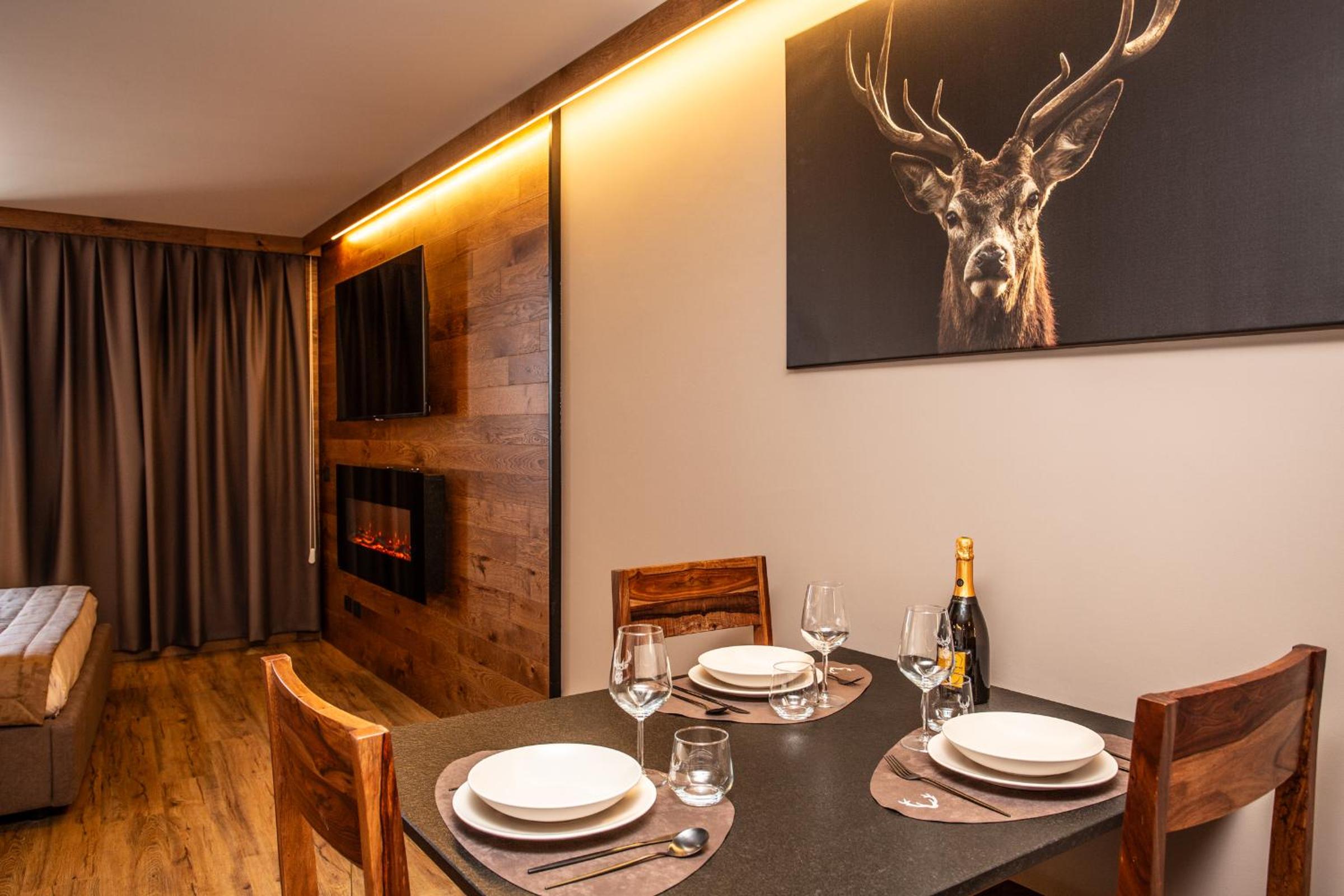 WHISPERING PINES LODGE Mountain view apartment with ski-in access