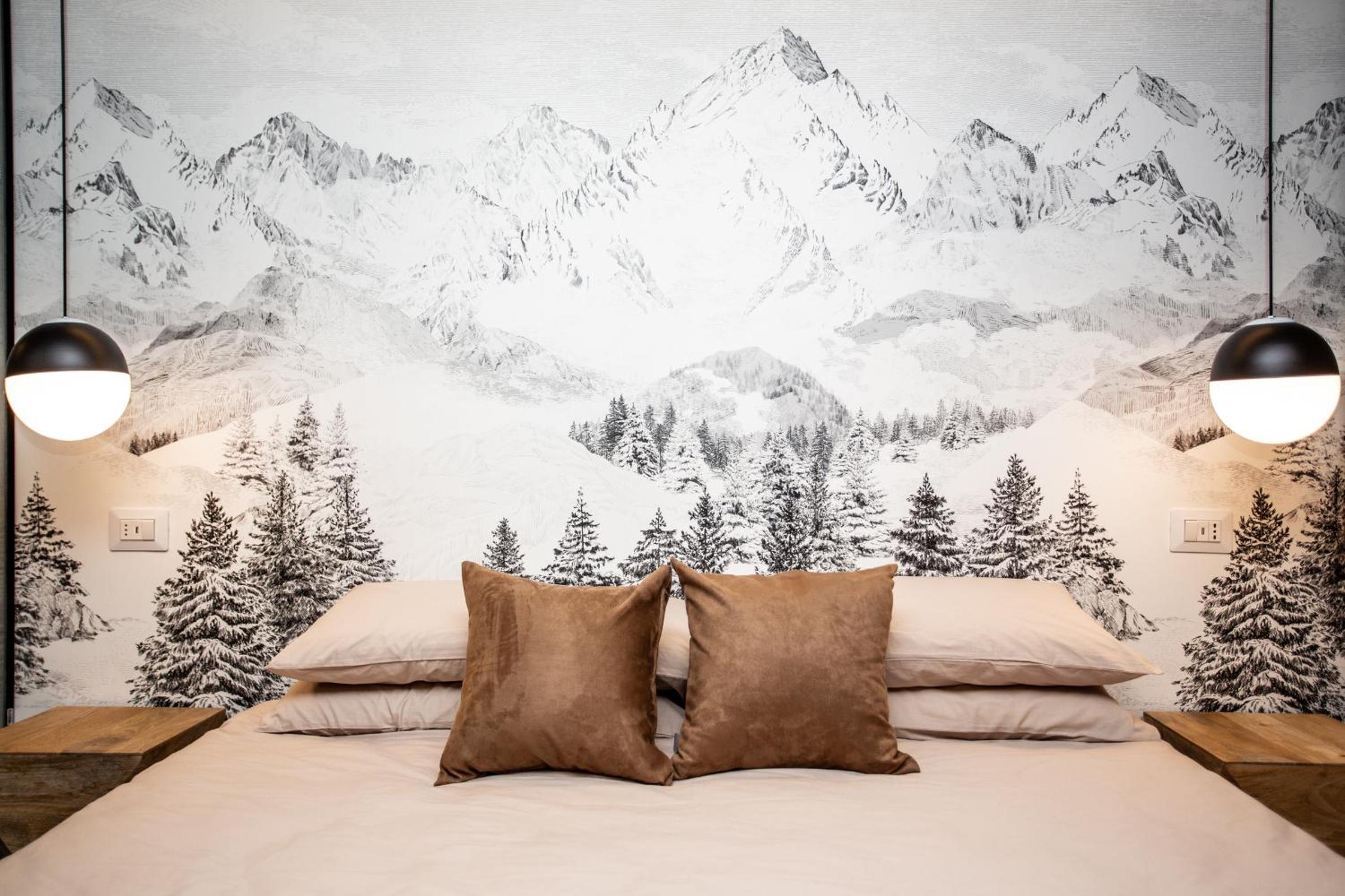 WHISPERING PINES LODGE Mountain view apartment with ski-in access
