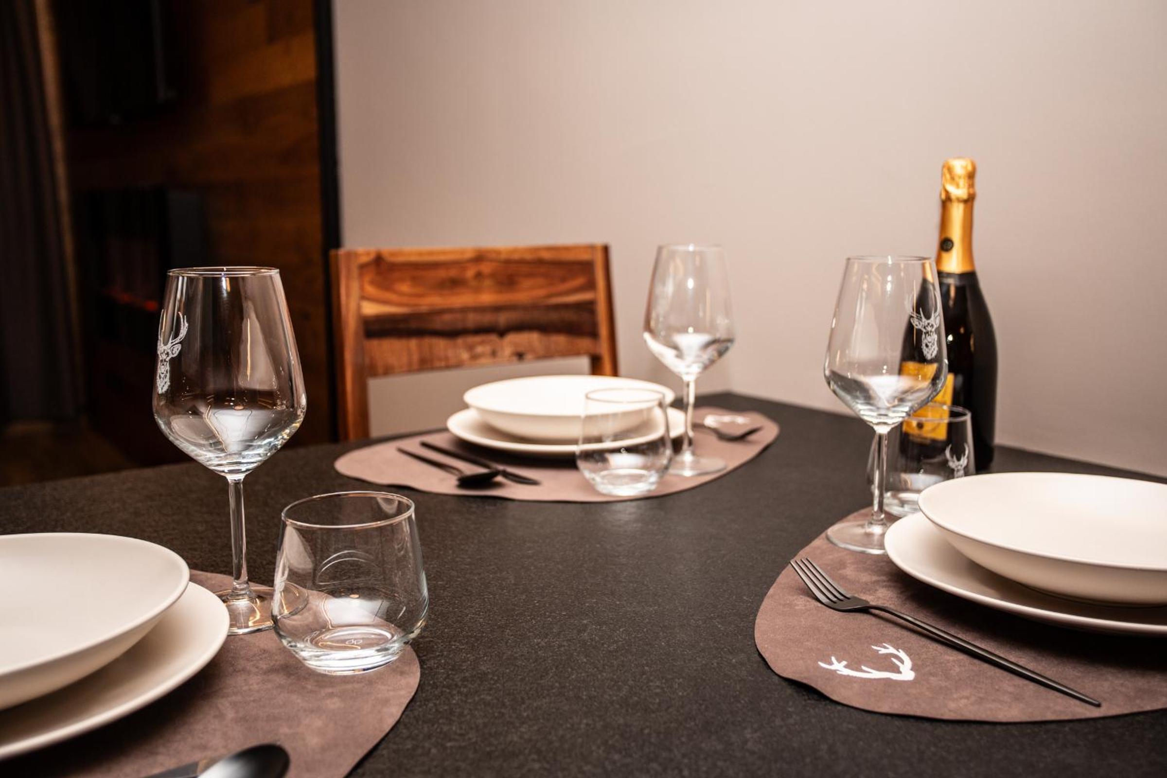 WHISPERING PINES LODGE Mountain view apartment with ski-in access