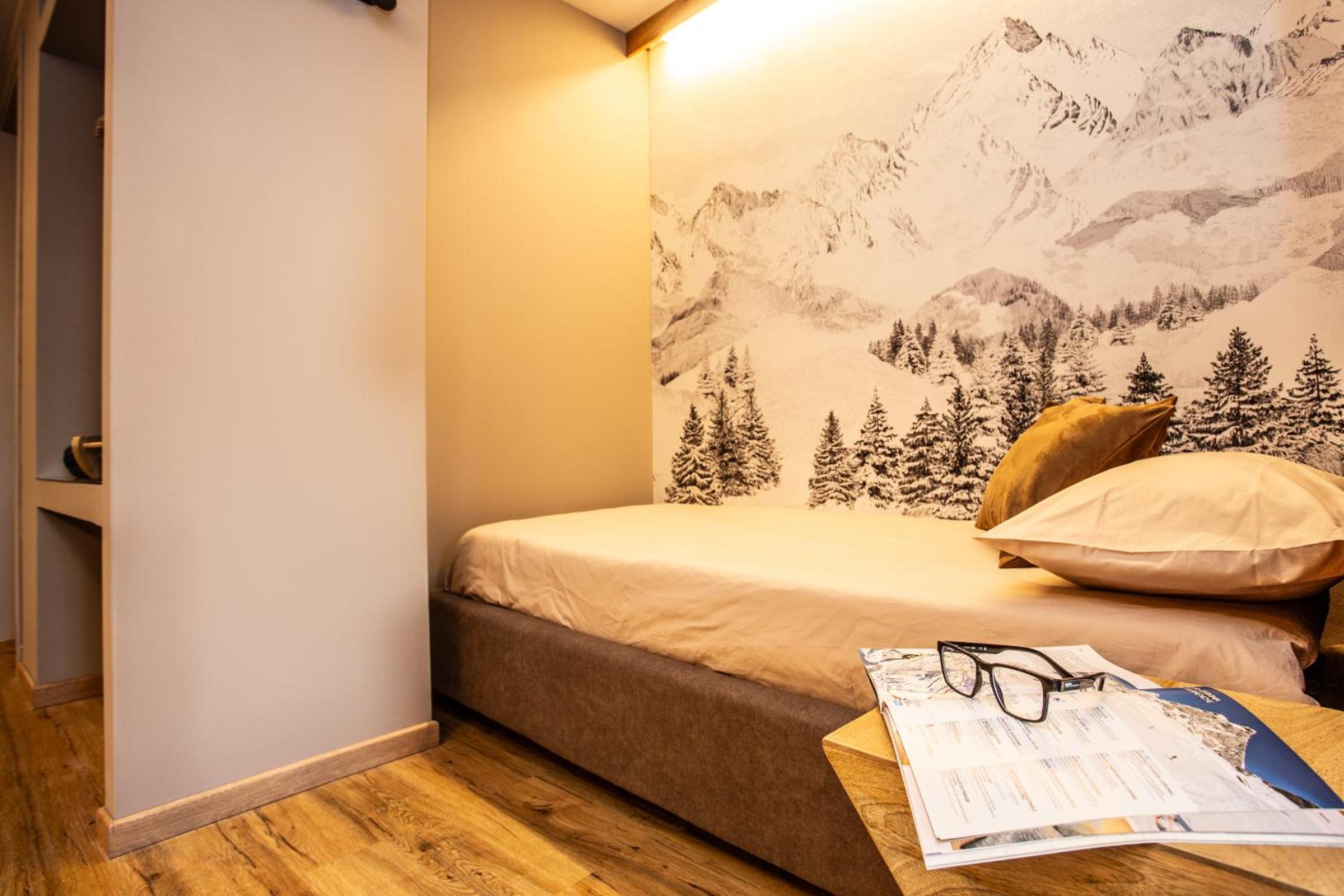 WHISPERING PINES LODGE Mountain view apartment with ski-in access