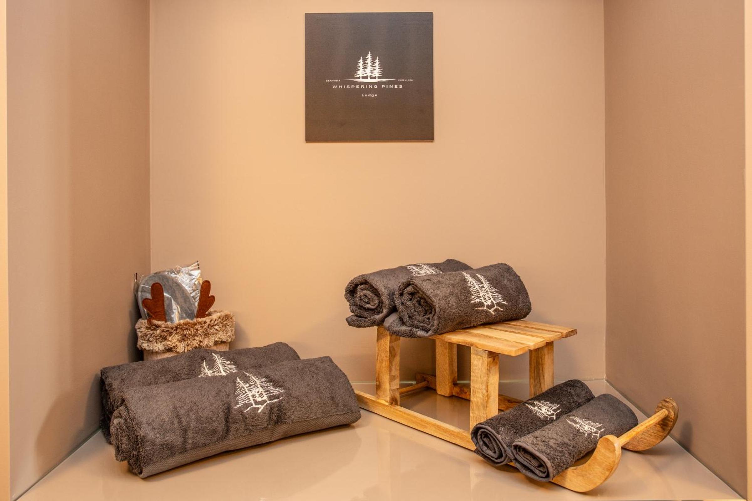 WHISPERING PINES LODGE Mountain view apartment with ski-in access