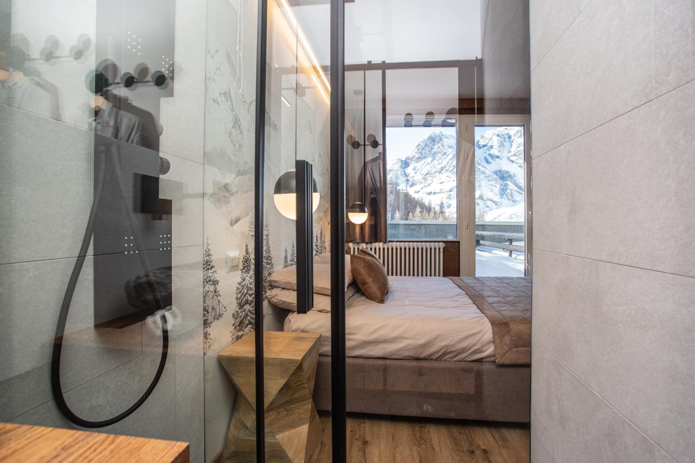 WHISPERING PINES LODGE Mountain view apartment with ski-in access