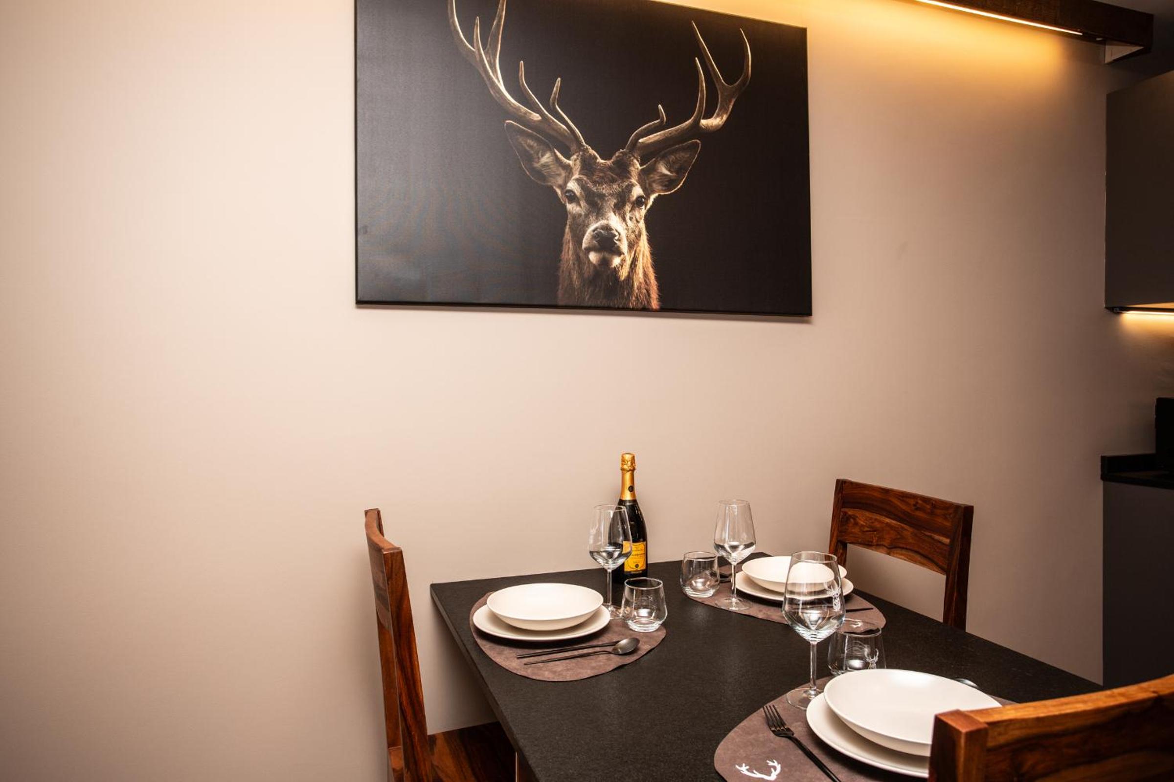 WHISPERING PINES LODGE Mountain view apartment with ski-in access
