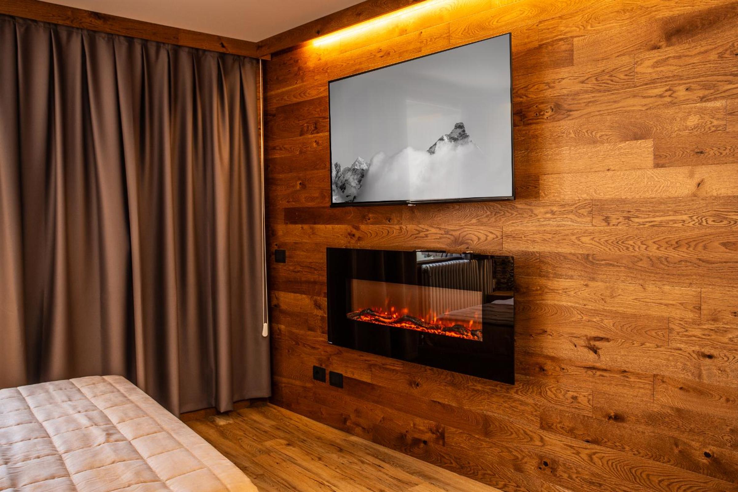 WHISPERING PINES LODGE Mountain view apartment with ski-in access