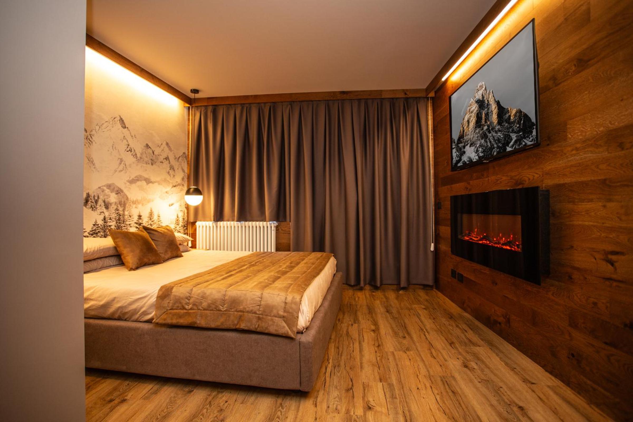 WHISPERING PINES LODGE Mountain view apartment with ski-in access